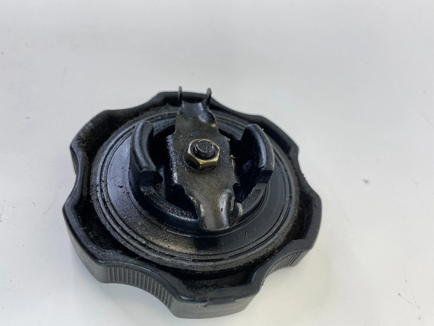 2009-2012 MITSUBISHI GALANT ENGINE OIL FILLER CAP COVER LID ASSEMBLY OEM FACTORY
