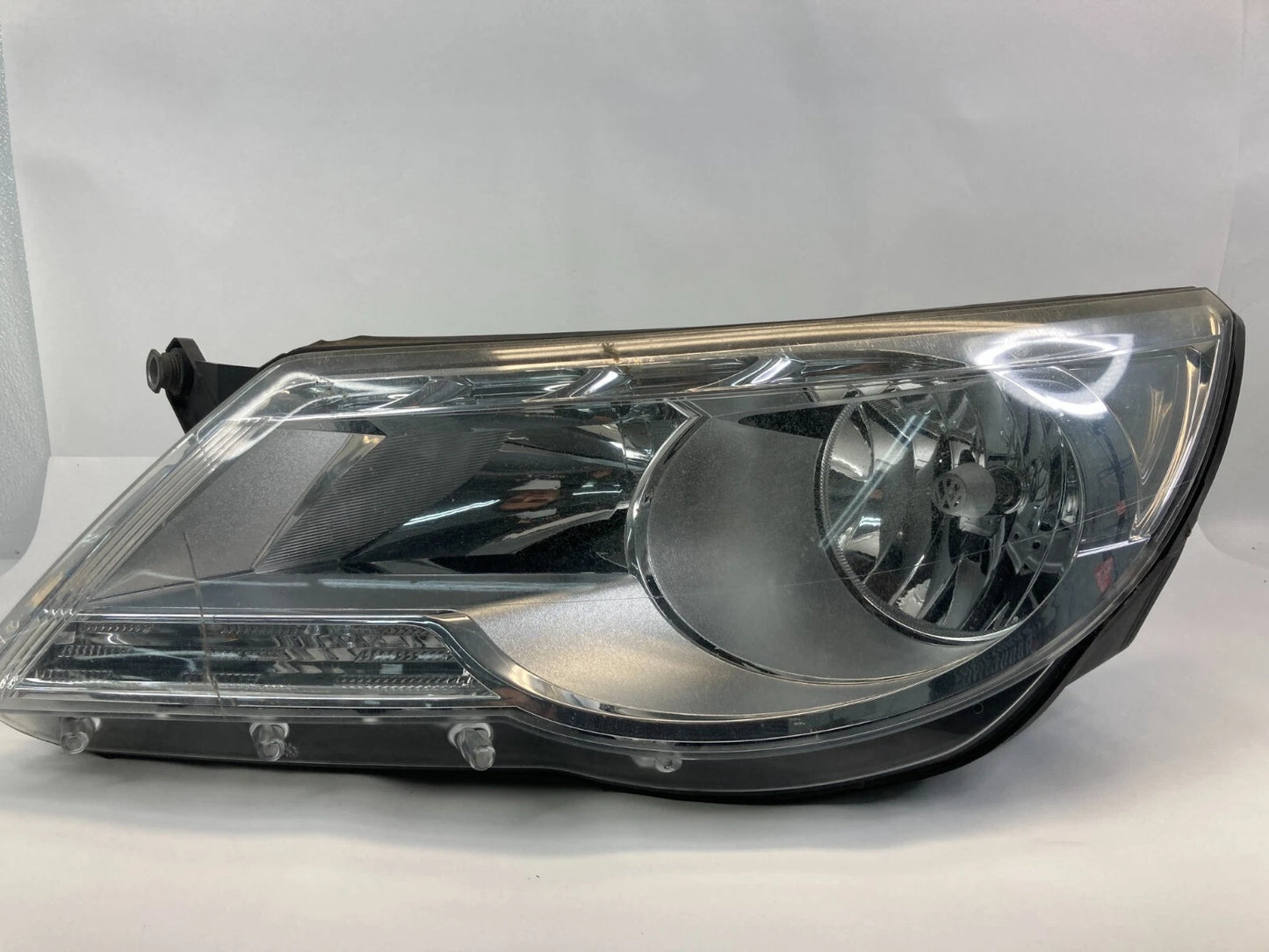 09-11 VOLKSWAGEN TIGUAN FRONT LEFT HEADLIGHT HEADLAMP HALOGEN 5N1-941-031-AC OEM