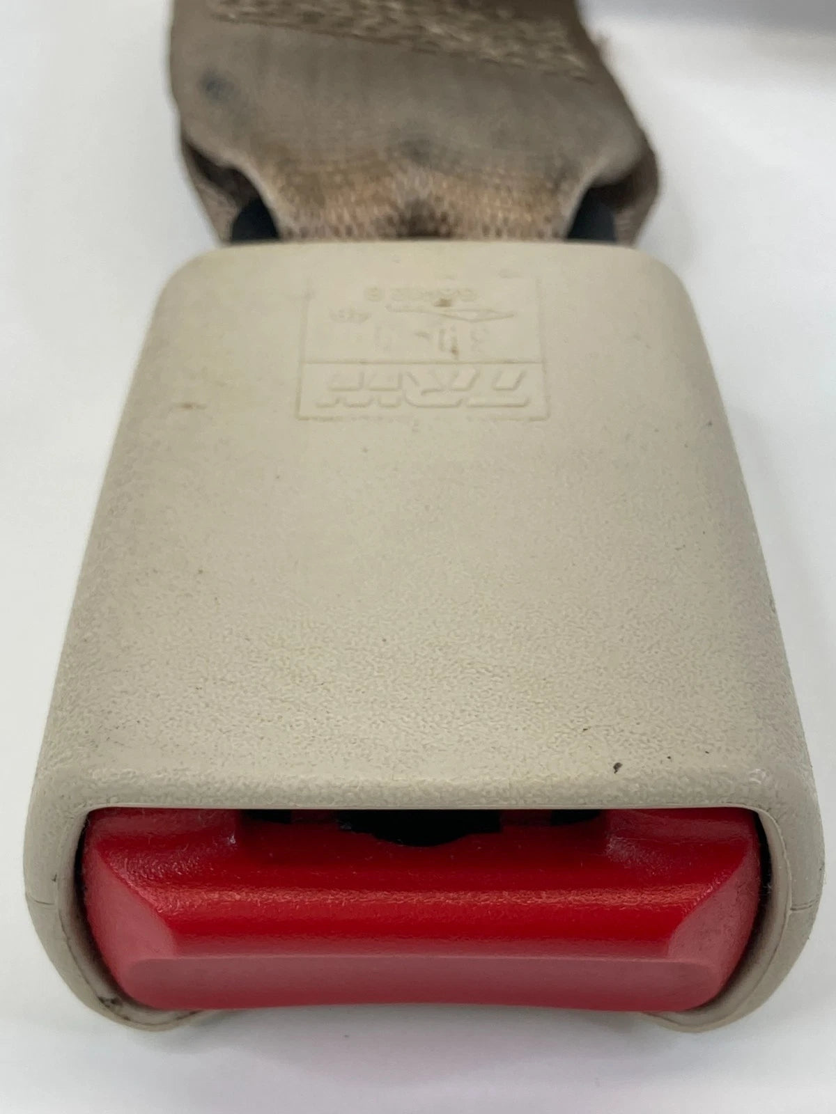 99 00 LINCOLN TOWN CAR FRONT CENTER SEAT BELT BUCKLE EARLY DESIGN BEIGE SG OEM