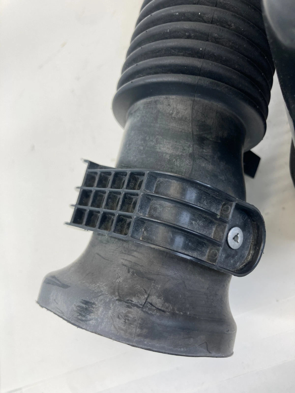 2010-2015 TOYOTA PRIUS AIR CLEANER RESONATOR INTAKE BOX FILTER 17893-37040 OEM