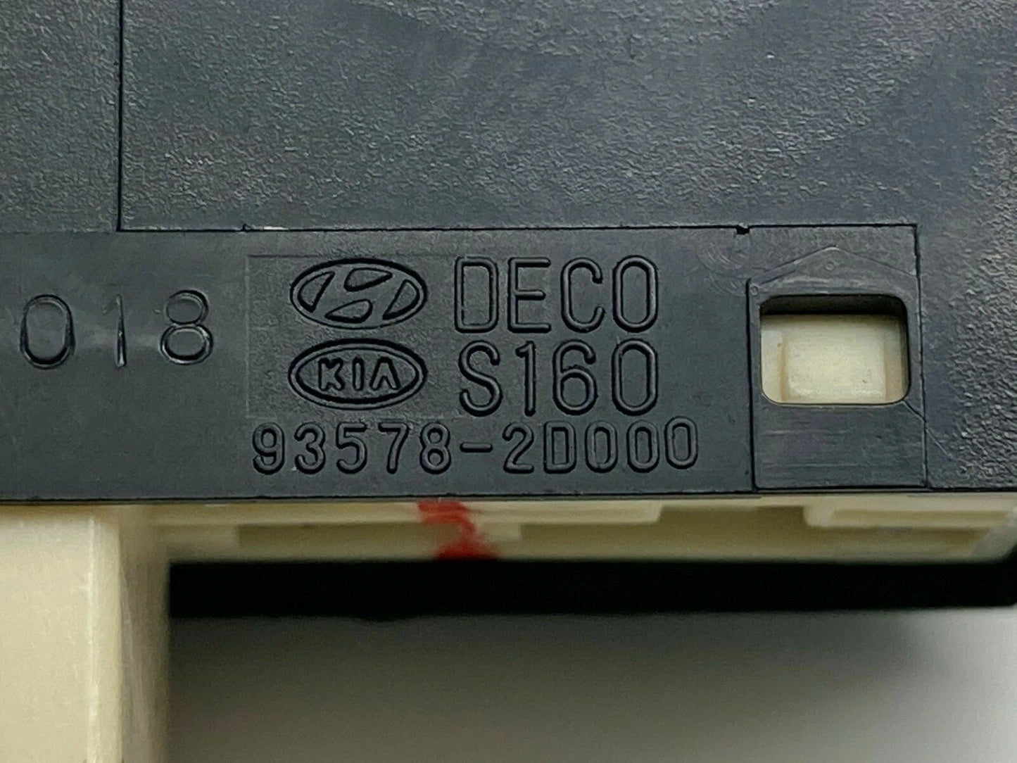 2001-2006 HYUNDAI ELANTRA REAR RIGHT BACK SIDE WINDOW CONTROL SWITCH 93582-2D200
