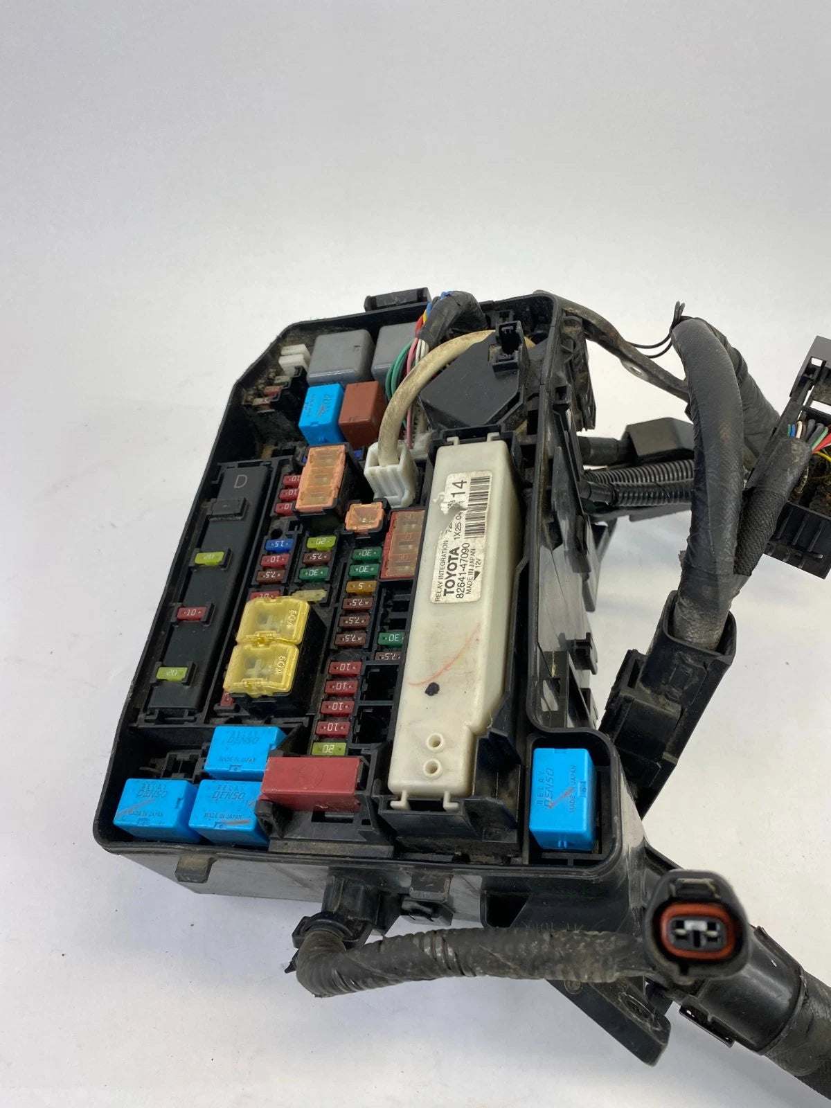 2011-2015 TOYOTA PRIUS ENGINE INTEGRATION RELAY FUSE BOX BLOCK OEM 82641-47090