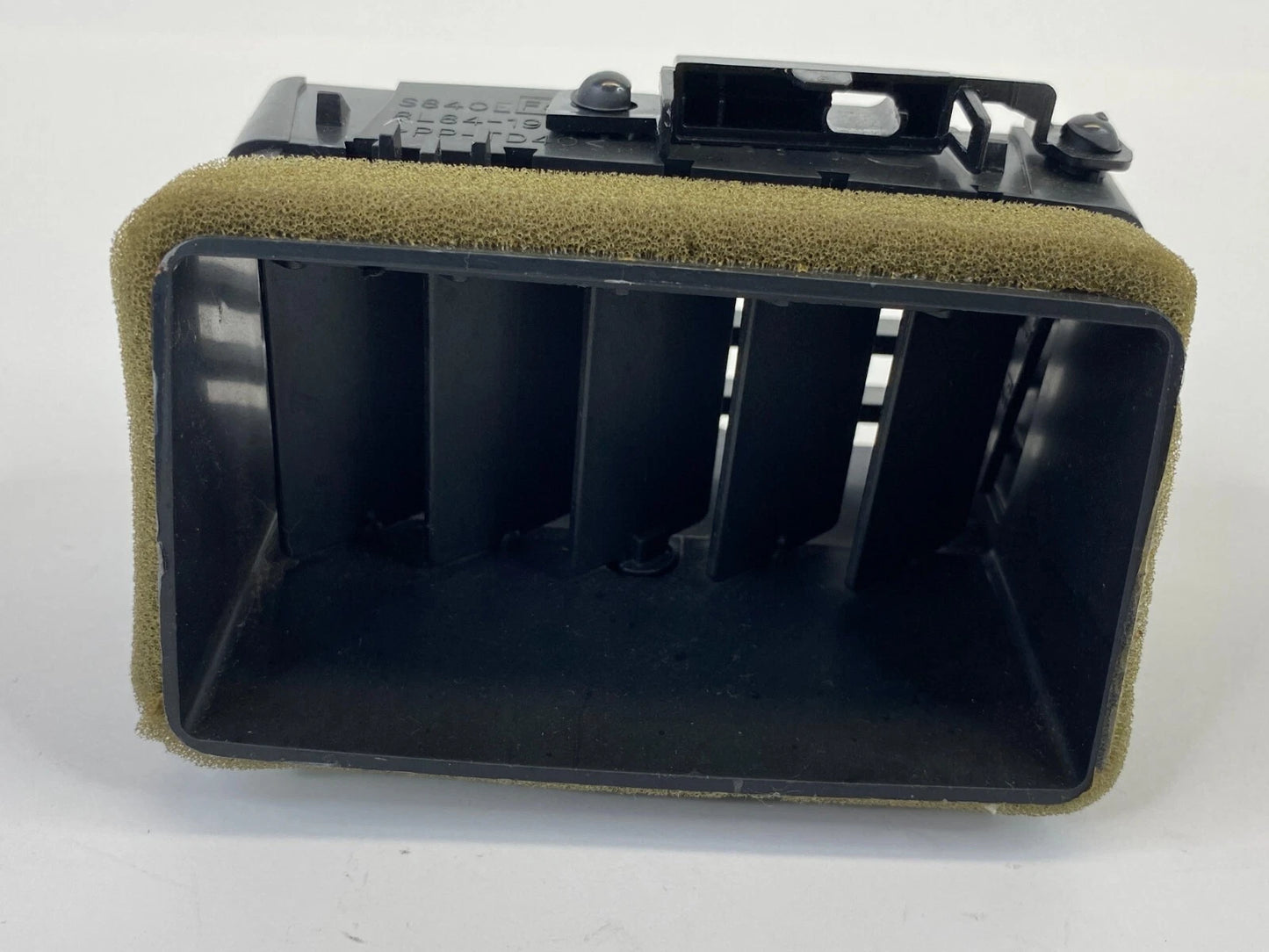 2008-2012 FORD ESCAPE CENTE DASH RIGHT SIDE AC AIR VENT GRILLE 8L84-14B418-AA