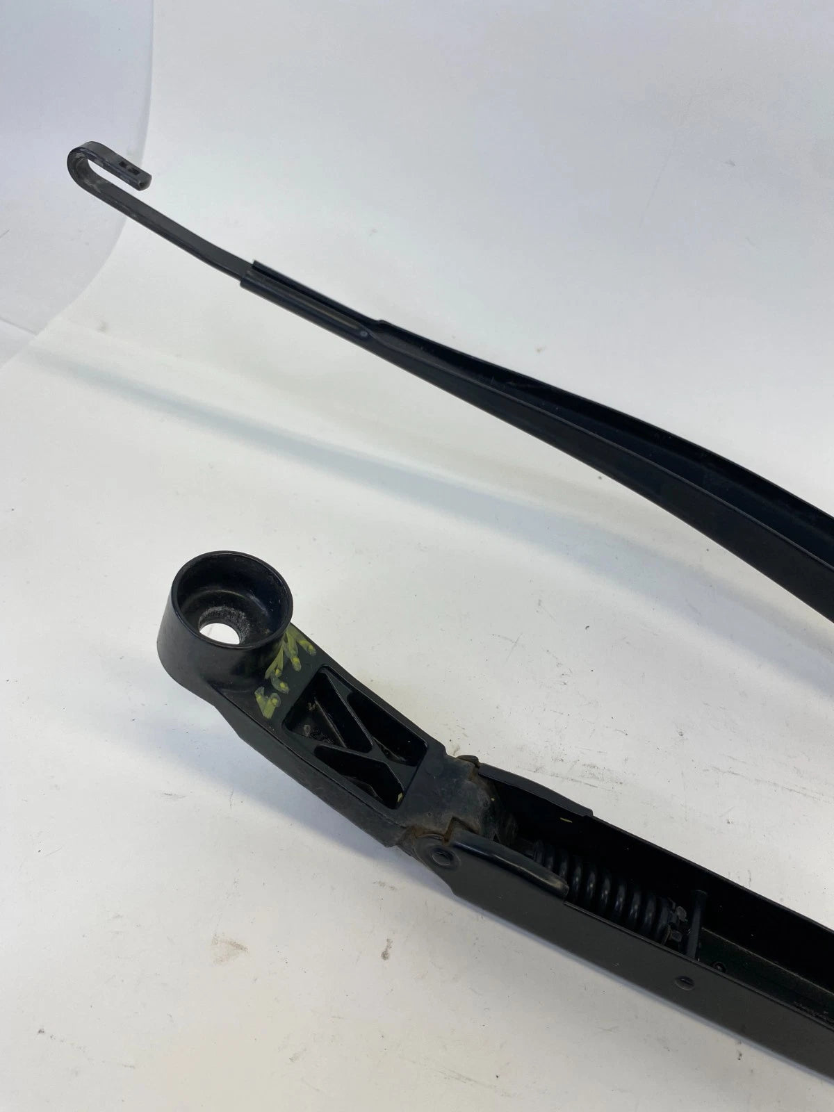 2004-2009 TOYOTA PRIUS FRONT LEFT & RIGHT WINDSHIELD WIPER ARM SET OEM