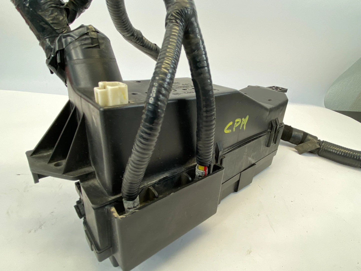 2009-2012 FORD ESCAPE ENGINE FUSE BOX RELAY JUNCTION MODULE OEM 9L8T-14A003-BB