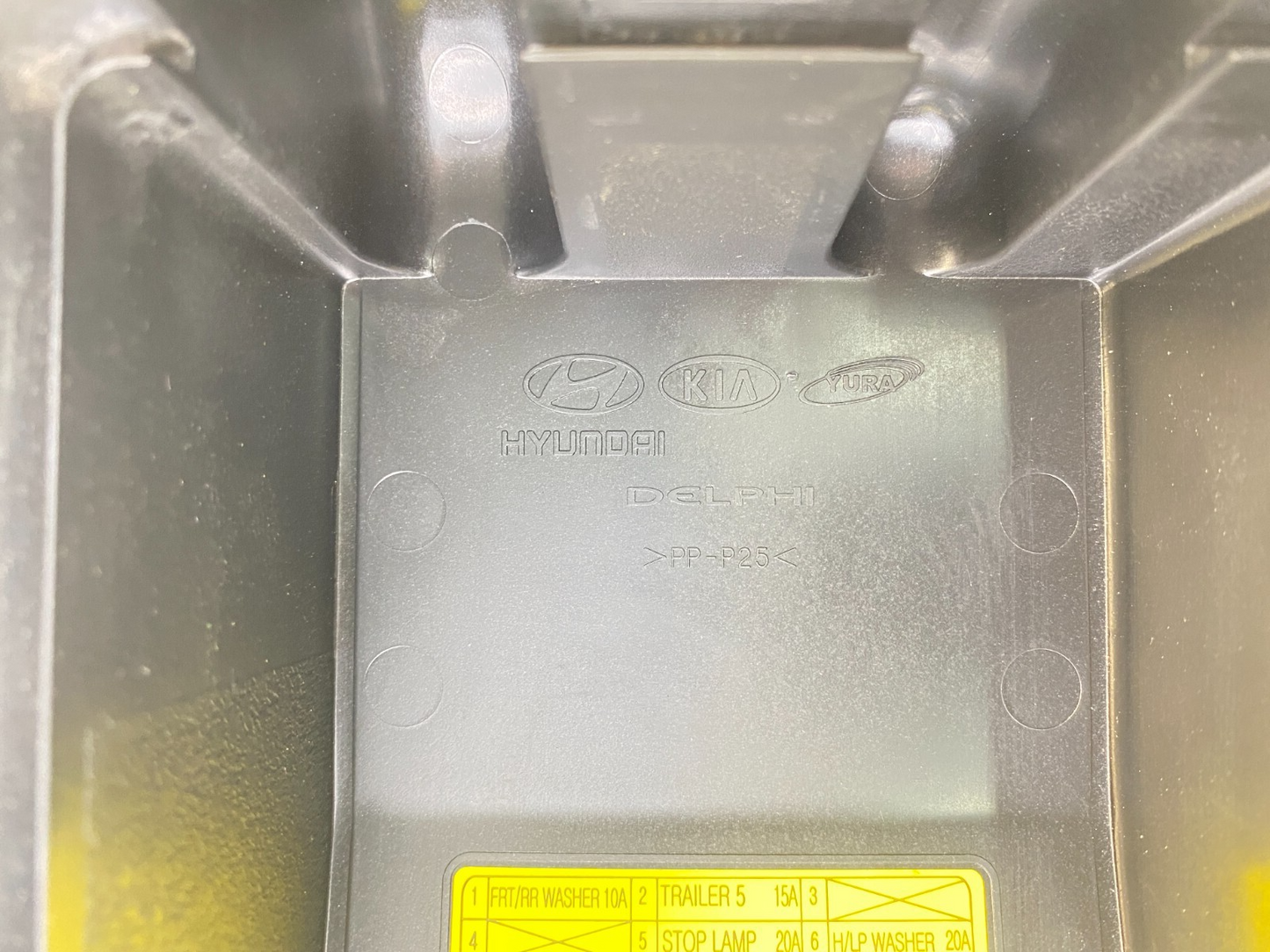 2009 2010 2011 Kia Borrego 3.8L Fuse Relay Box Block Compartment Cover Lid