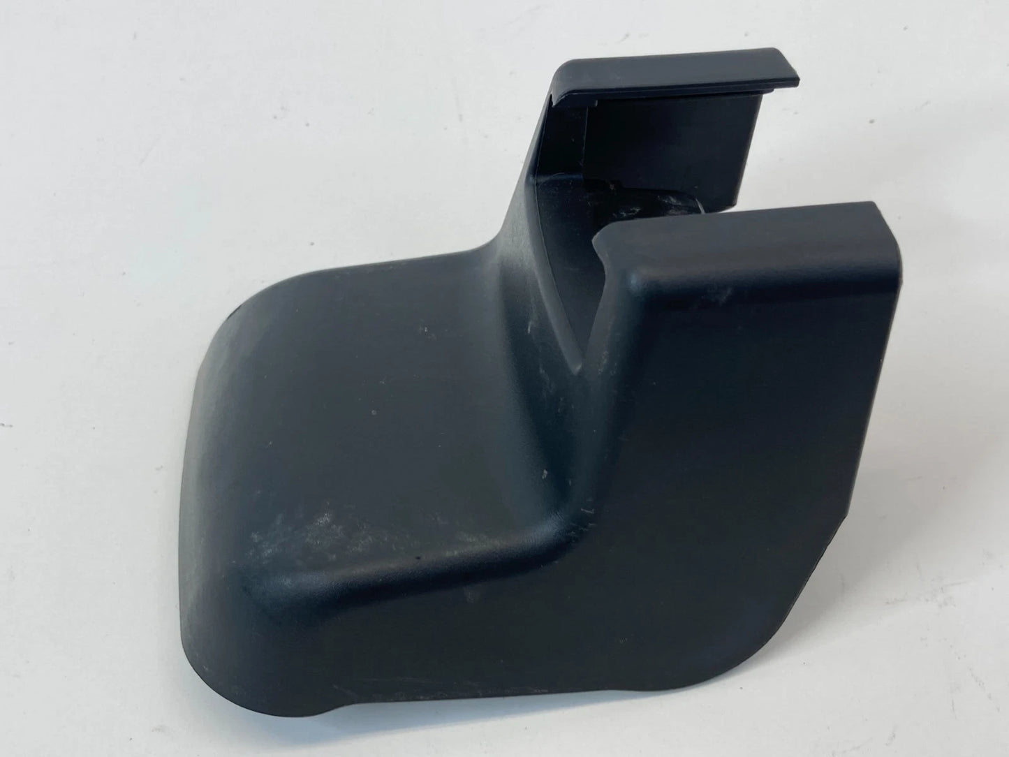 02-06 TOYOTA CAMRY FRONT LEFT SEAT OUTER TRACK END CAP COVER TRIM 72138-AA070