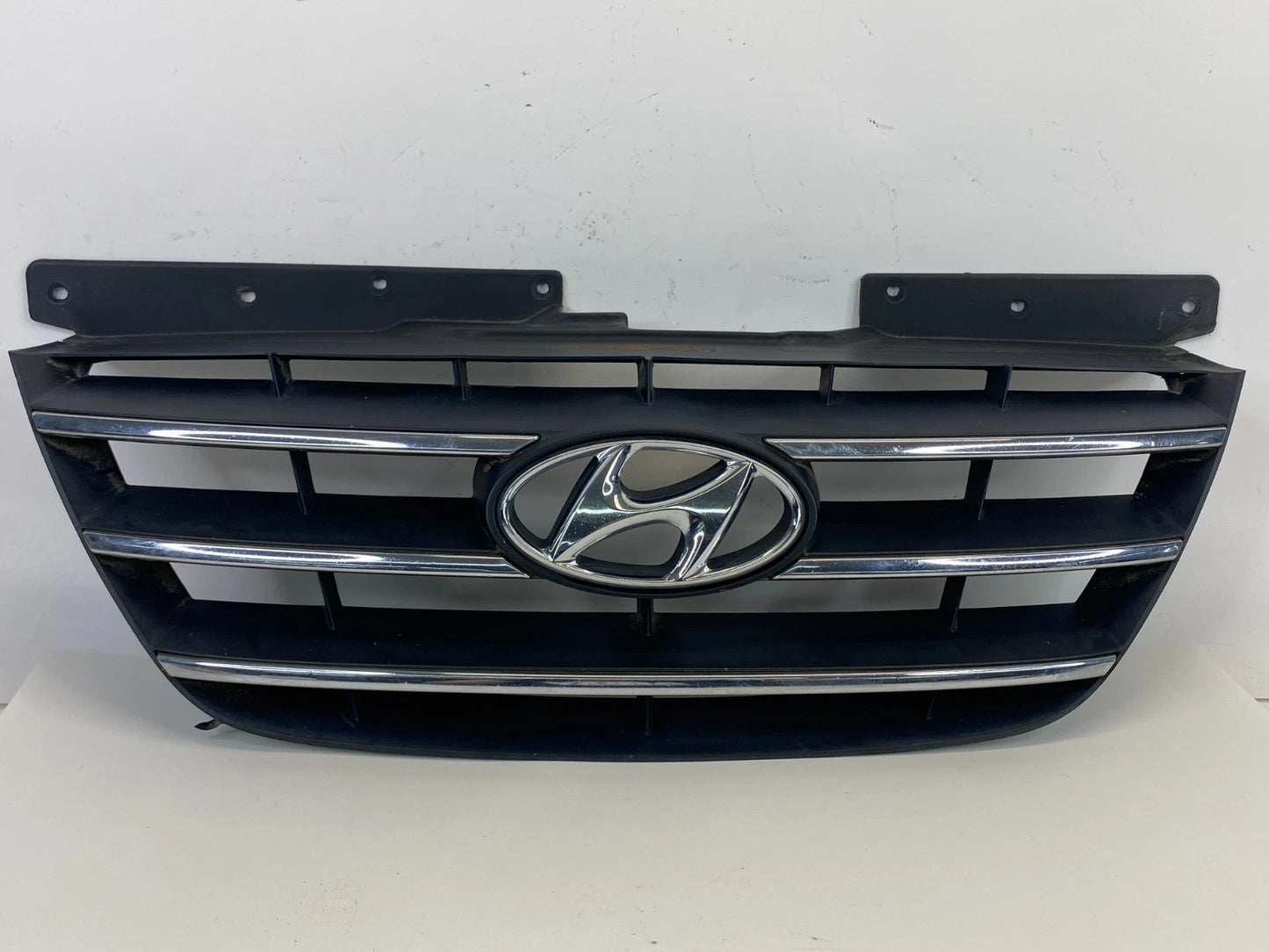 2009 2010 HYUNDAI SONATA FRONT BUMPER UPPER GRILLE MOLDING W /EMBLEM 86350-3K600