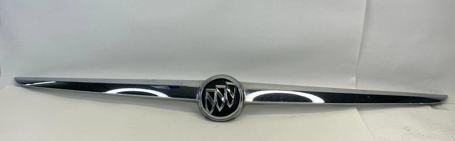 11-13 BUICK REGAL REAR TRUNK TAILGATE MOLDING TRIM GARNISH W/ EMBLEM 132266400