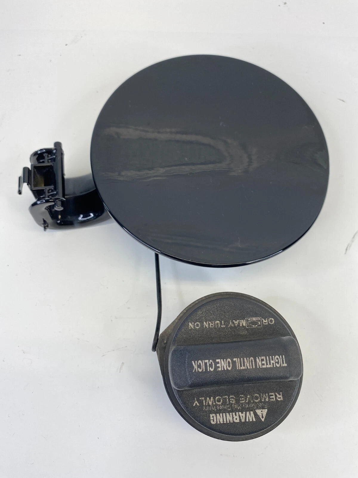 2011-2015 KIA SORENTO FUEL FILLER DOOR GAS LID COVER W/ CAP BLACK 695102P000 OEM