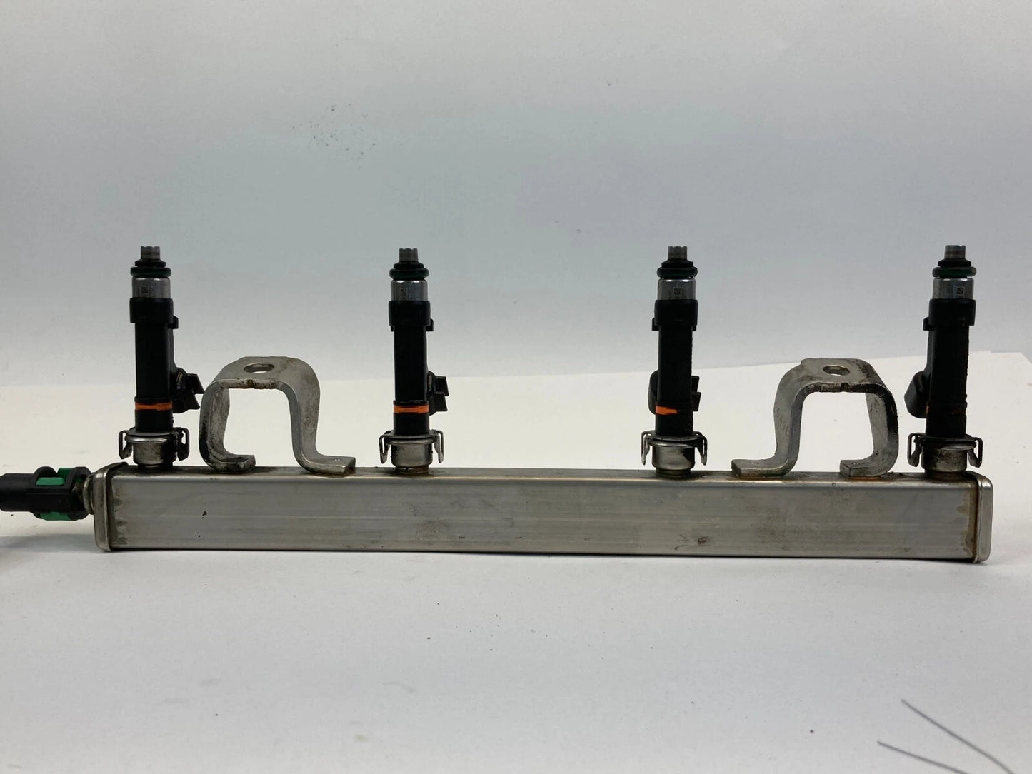 2008-2011 FORD FOCUS 2.0L L4 AUTO TRANS FUEL INJECTION RAIL WITH INJECTORS OEM