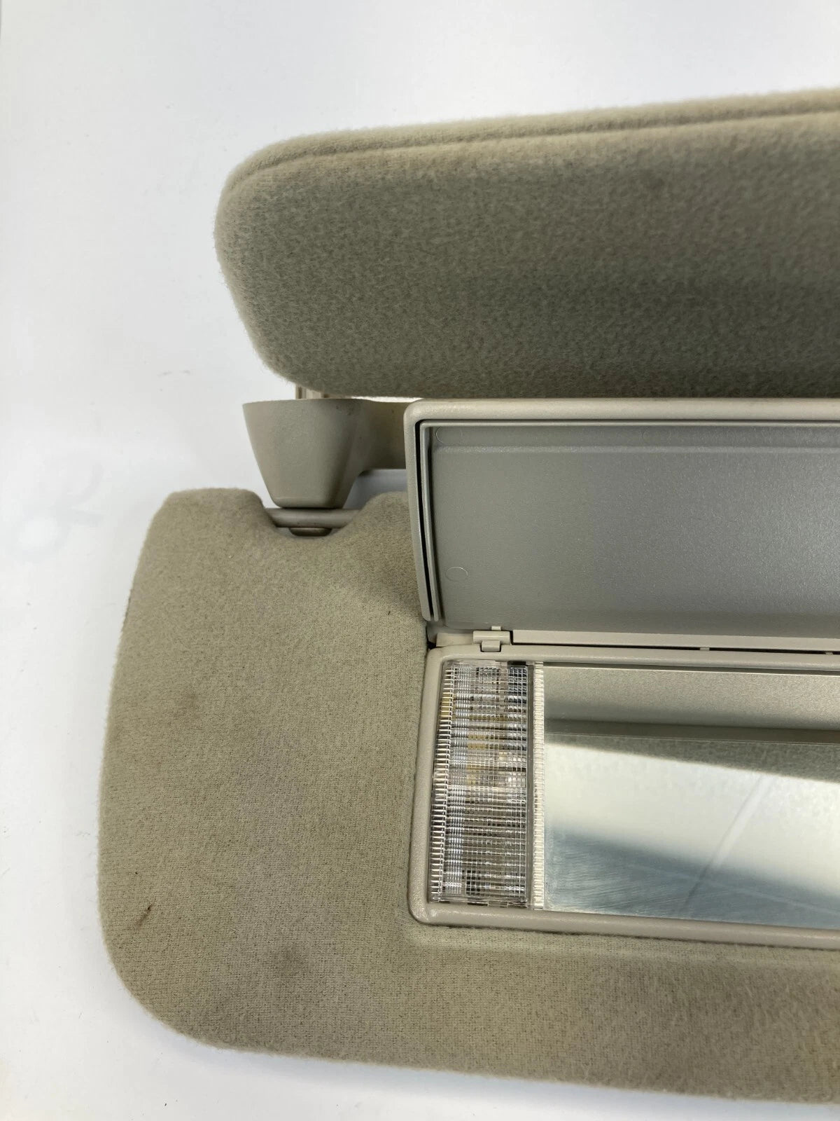 2003 2004 CHEVROLET TAHOE RIGHT PASSENGER SIDE SUNVISOR SUN VISOR SHADE W/ LIGHT