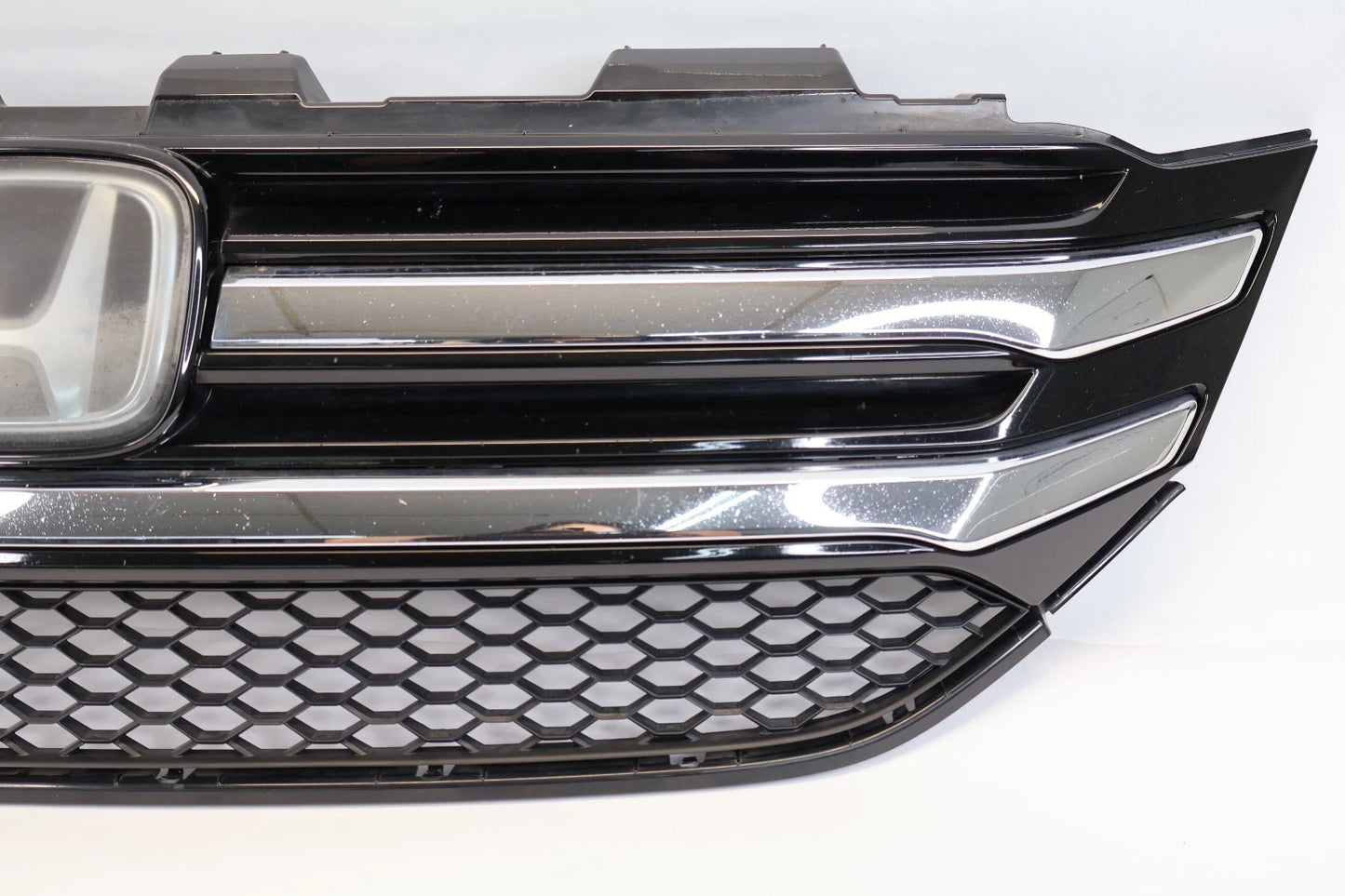 2016-2018 HONDA PILOT FRONT BUMPER UPPER GRILLE W/ EMBLEM LOGO 71121-TG7-A0 OEM