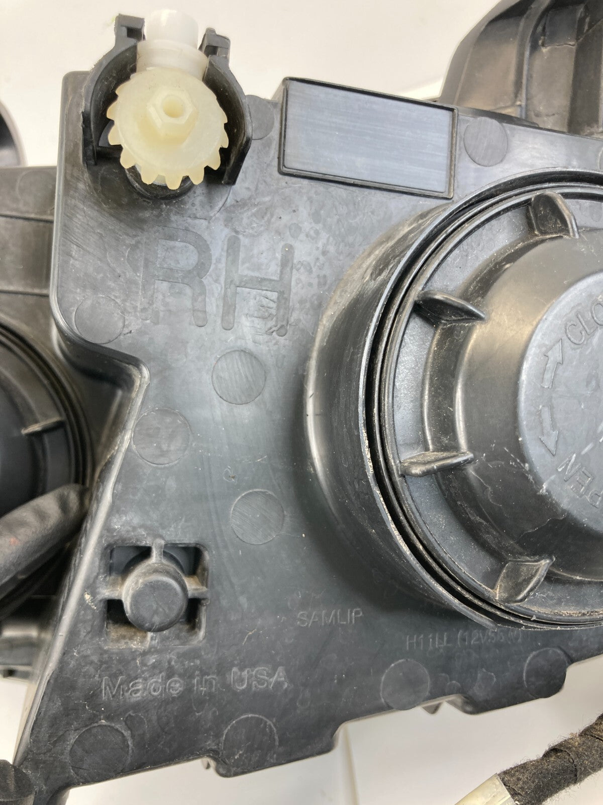 12-16 Chevrolet Sonic Front Right Passenger Side Headlight Lamp Halogen 42390434