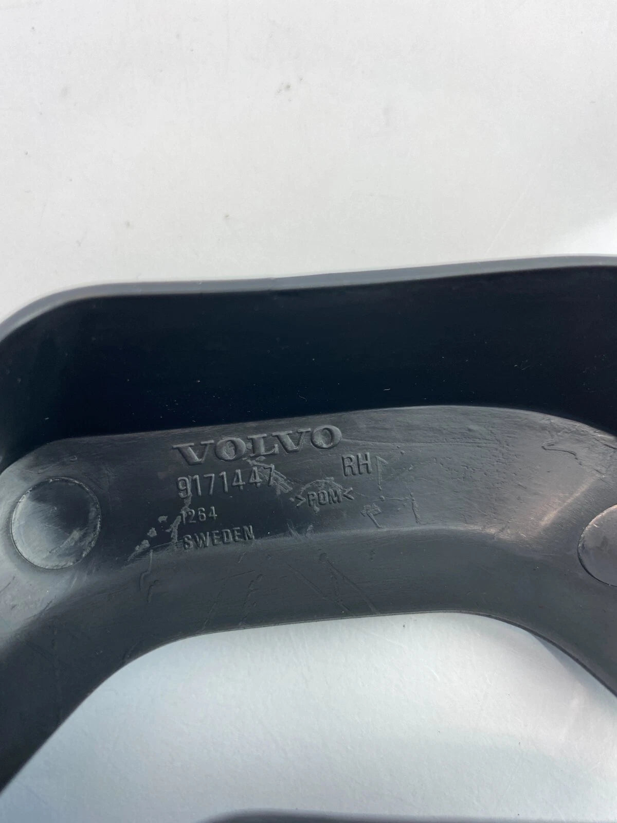 2005-2009 VOLVO S60 PASSENGER RIGHT SIDE CENTER CONSOLE PANEL HANDLE 9171447 OEM