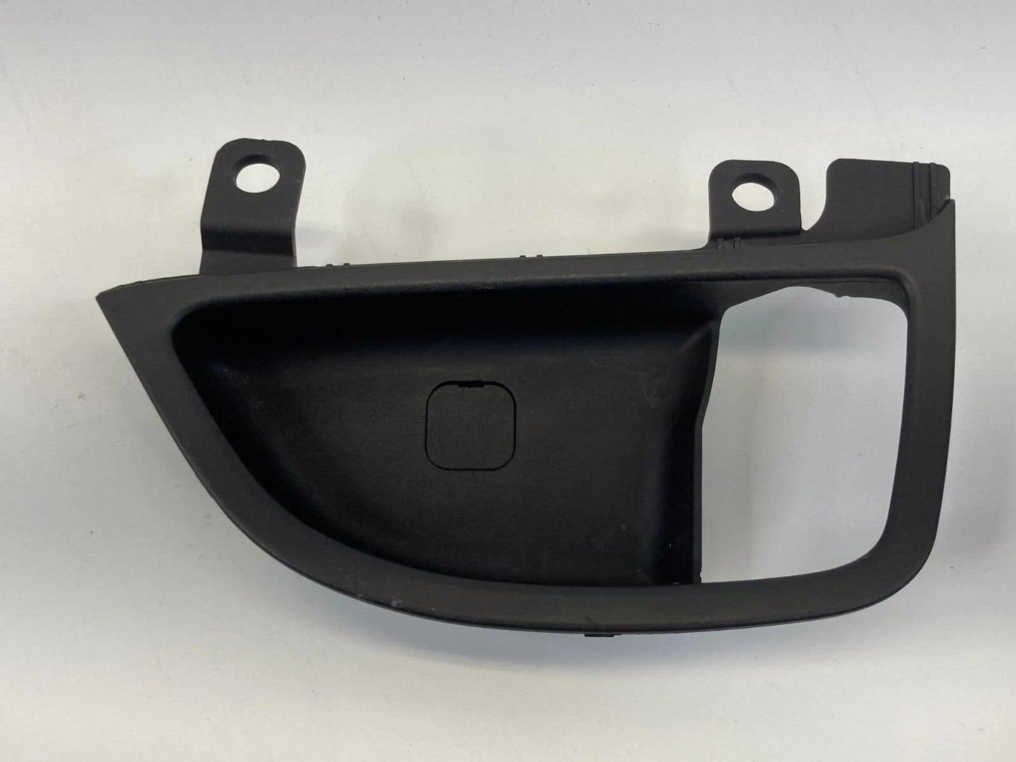 2011-2016 HYUNDAI ELANTRA FRONT RIGHT SIDE INSIDE DOOR HANDLE BEZEL 82621-MD000