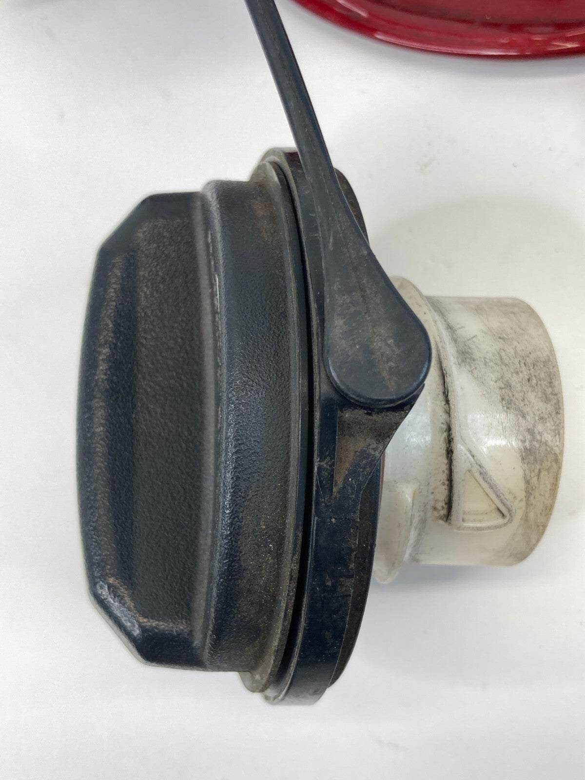 2005 06 07 08 09 2010 Kia Sportage Fuel Filler Tank Gas Door Lid w/ Cap Cover