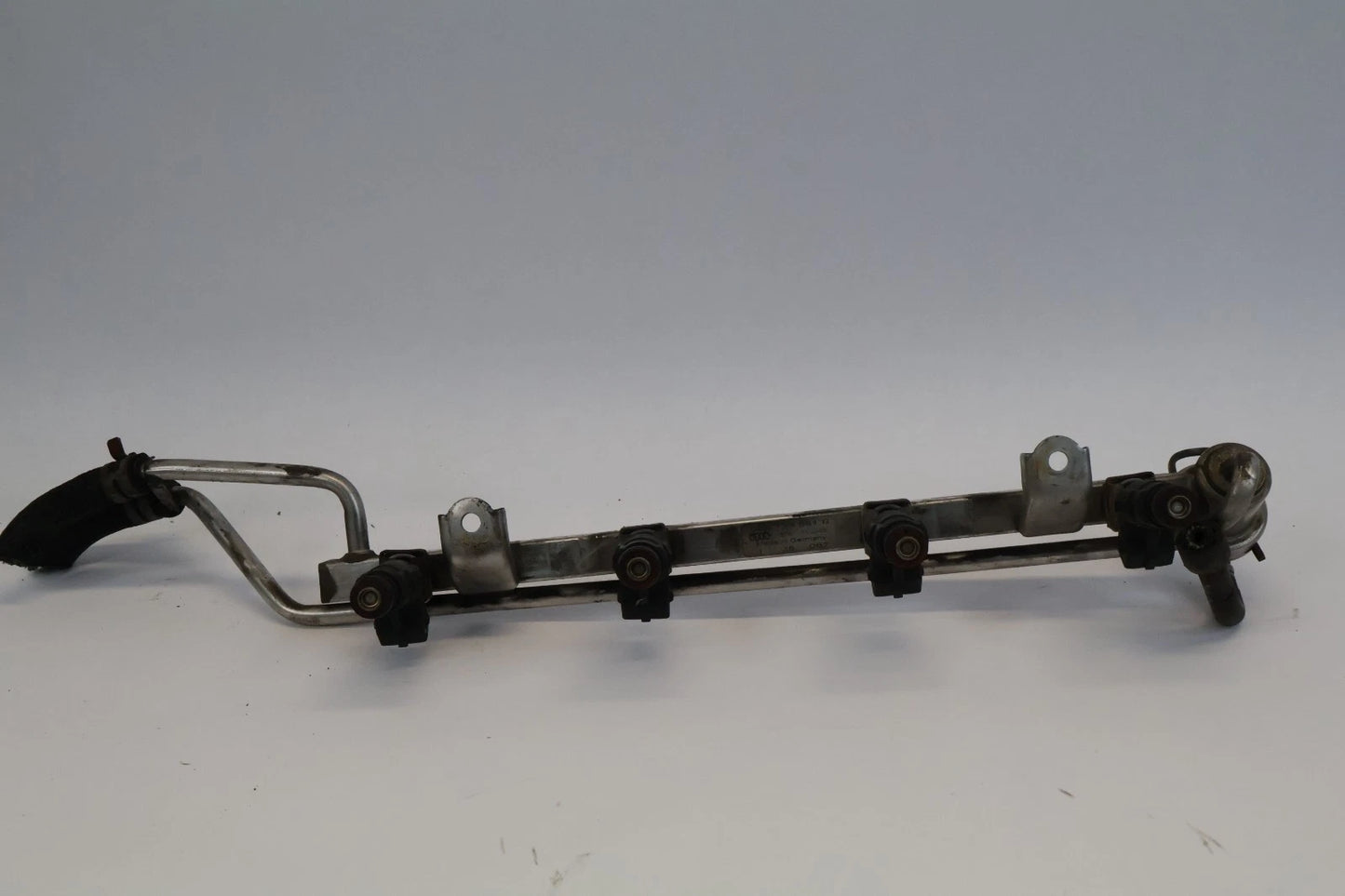 2002-2004 VOLKSWAGEN JETTA AT FUEL INJECTION RAIL W/ INJECTORS 06A-133-681-B