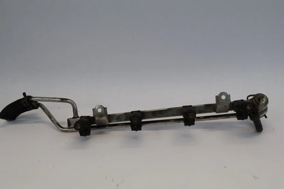 2002-2004 VOLKSWAGEN JETTA AT FUEL INJECTION RAIL W/ INJECTORS 06A-133-681-B