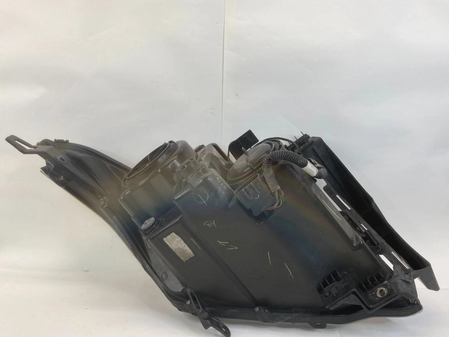 2010-2016 CADILLAC SRX RIGHT PASSENGER SIDE HEADLIGHT HEADLAMP HALOGEN OEM