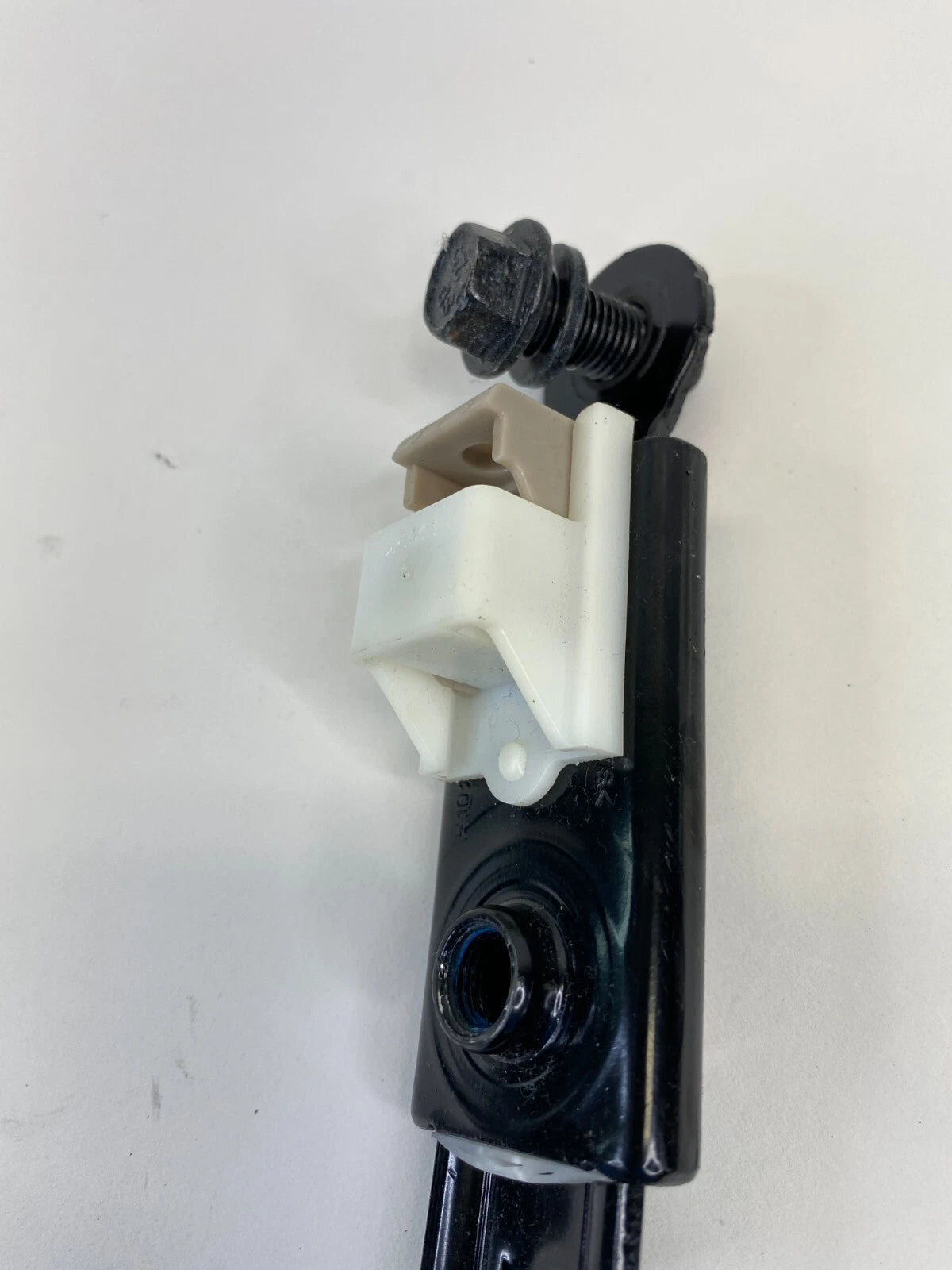 2012-2017 KIA RIO HATCHBACK FRONT LEFT DRIVER SEAT BELT HEIGHT ADJUSTER ASSEMBLY