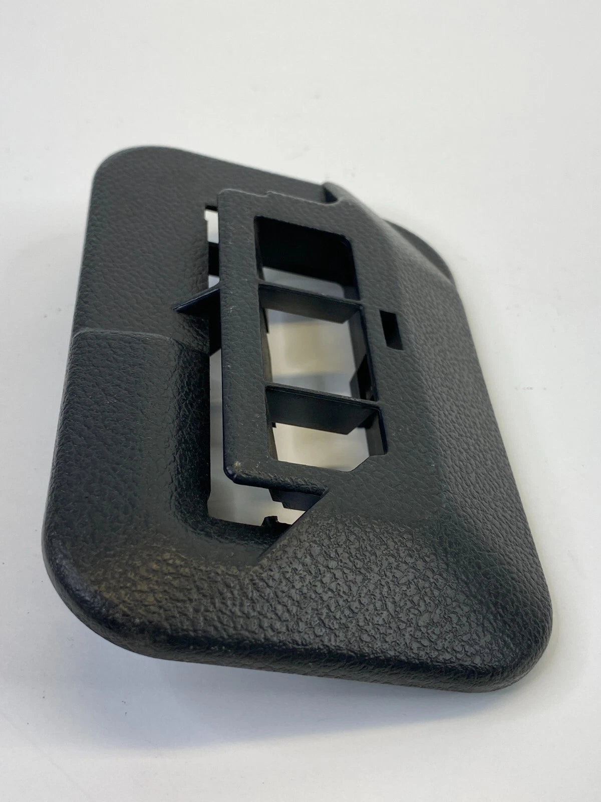 07 08 INFINITI G35 SEDAN FRONT RIGHT HEATER FOOT AIR DUCT VENT GRILLE TRIM PANEL
