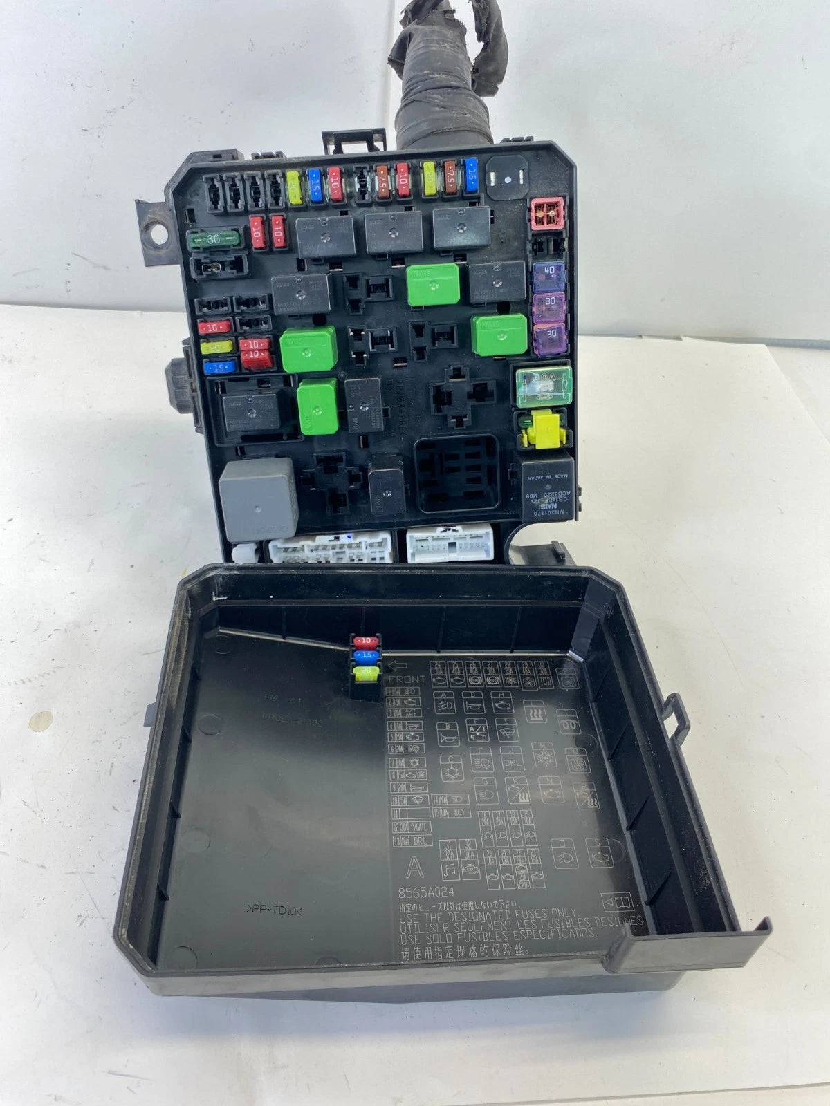 2010 2011 2012 MITSUBISHI OUTLANDER 2.4L CVT AWD ENGINE FUSE BOX OEM PR073-00000