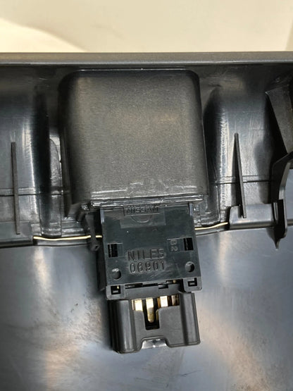 2003 2004 NISSAN XTERRA SE RADIO BEZEL CLIMATE TRIM A/C VENTS 68260-7Z900 OEM