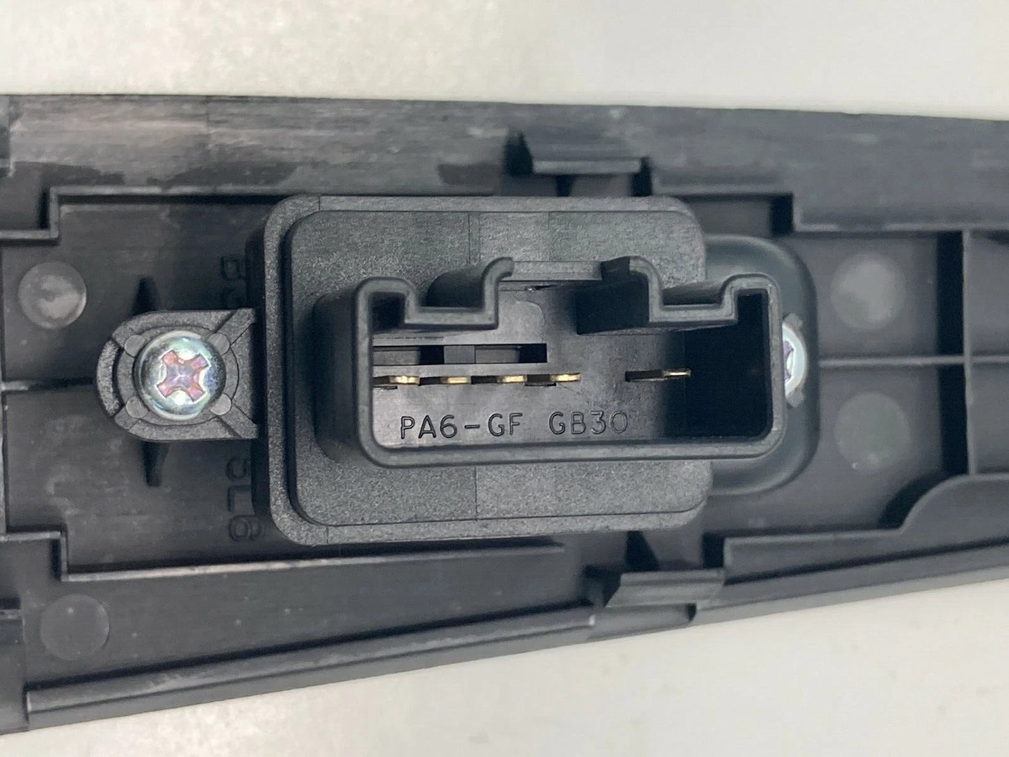 04-09 MAZDA 3 SEDAN REAR LEFT WINDOW CONTROL SWITCH BUTTON W/ TRIM B32H66370 OEM