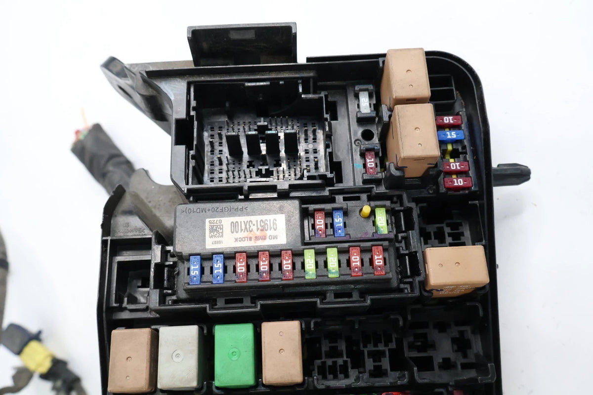 14-16 HYUNDAI ELANTRA 1.8L ENGINE BAY FUSE BOX RELAY MODULE ASSY OEM 91951-3X100