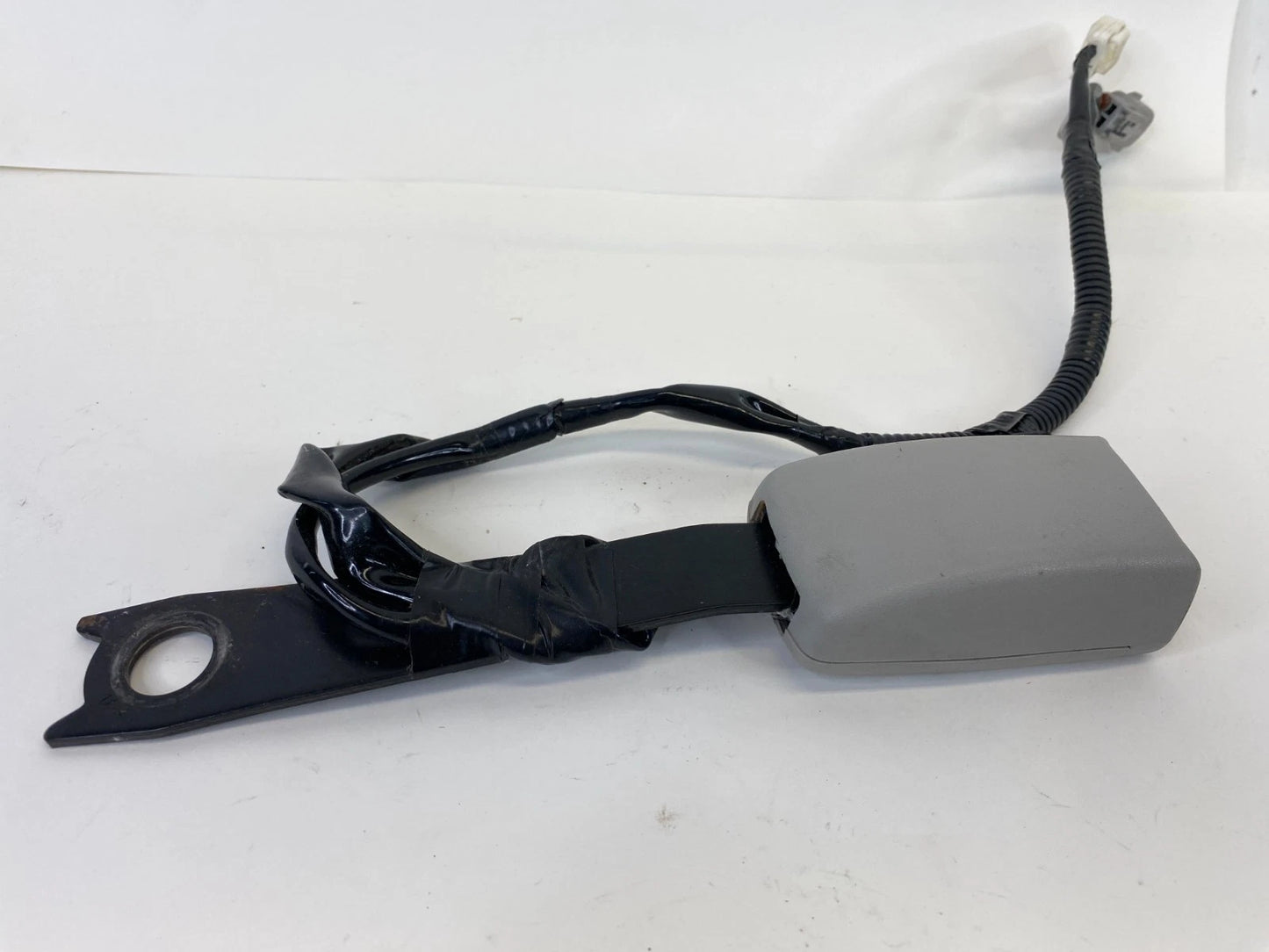 2004-2009 LEXUS RX330 RX350 FRONT RIGHT SIDE SEAT BELT BUCKLE GRAY E067902 OEM