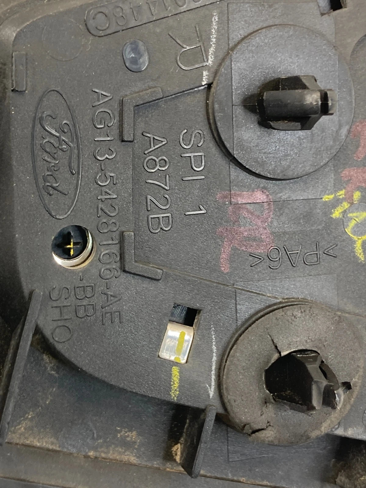 10-19 FORD TAURUS INTERCEPTOR REAR RIGHT SIDE QUARTER PANEL CORNER TRIM MOLDING