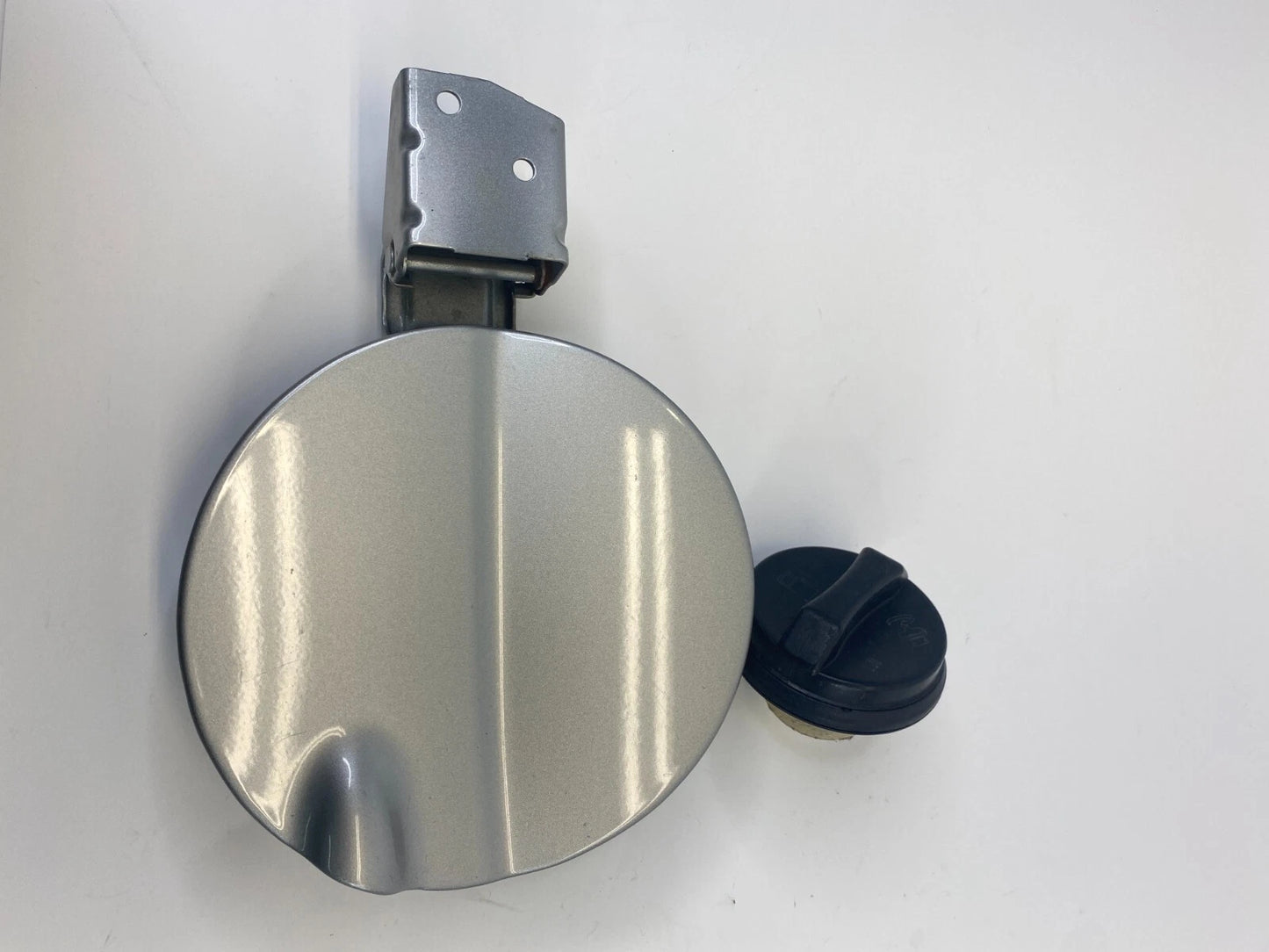 2007-2009 SUZUKI XL-7 FUEL FILLER DOOR TANK GAS LID COVER W/ FUEL CAP ASSY OEM