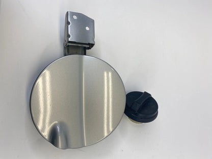 2007-2009 SUZUKI XL-7 FUEL FILLER DOOR TANK GAS LID COVER W/ FUEL CAP ASSY OEM