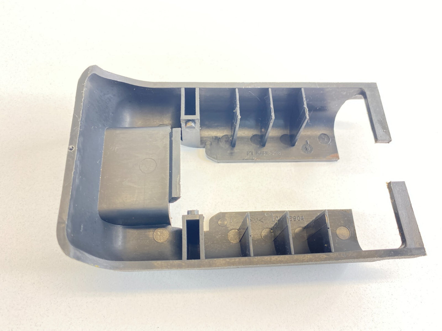 01 02 03 04 05 Chevrolet Chevy Monte Carlo Seat Belt Cover Bezel Trim 10318548