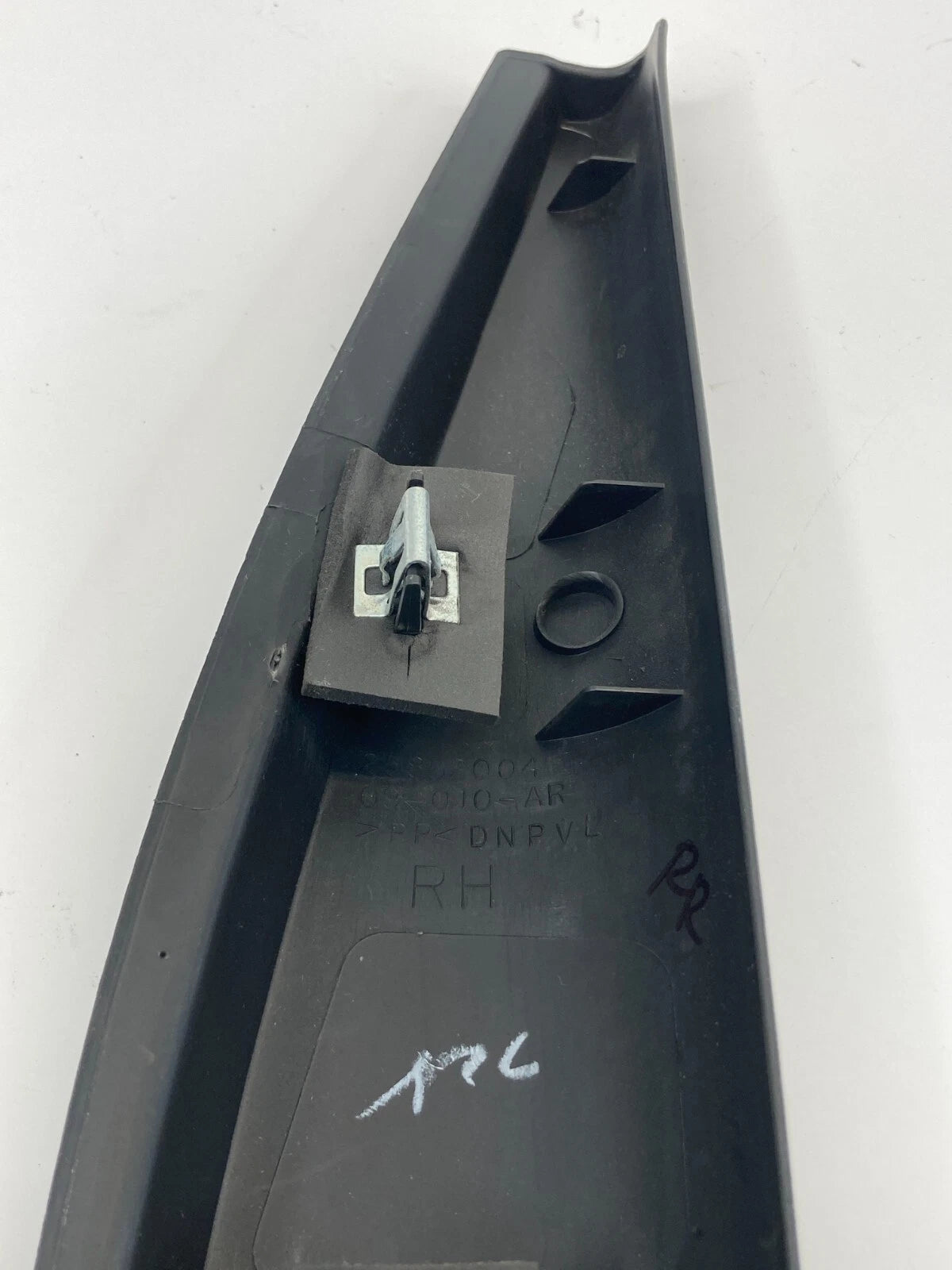 2009-2012 CHEVROLET TRAVERSE REAR RIGHT DOOR INTERIOR WINDOW CORNER TRIM COVER