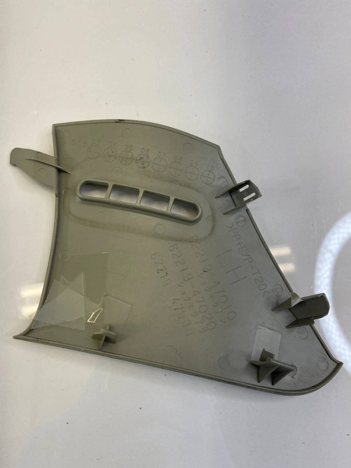 04-09 Toyota Prius LH Side Corner Pillar Trim Panel End Cover Garnish 6221947020