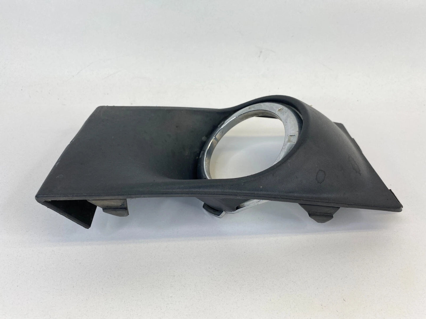 2008-2011 FORD FOCUS FRONT RIGHT SIDE FOG LIGHT LAMP COVER BEZEL 8S43-15A298 OEM