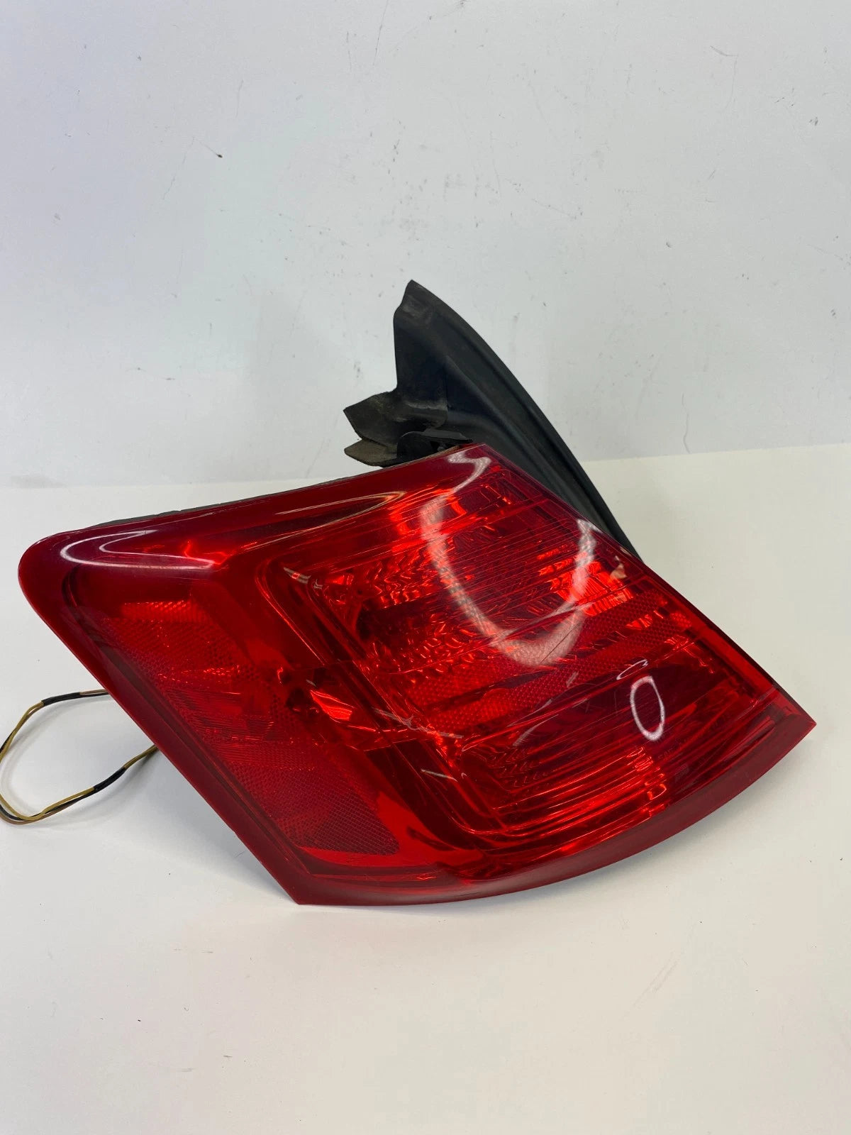 13-19 FORD TAURUS INTERCEPTOR SEDAN LEFT SIDE OUTER TAILLIGHT TAIL LIGHT LAMP