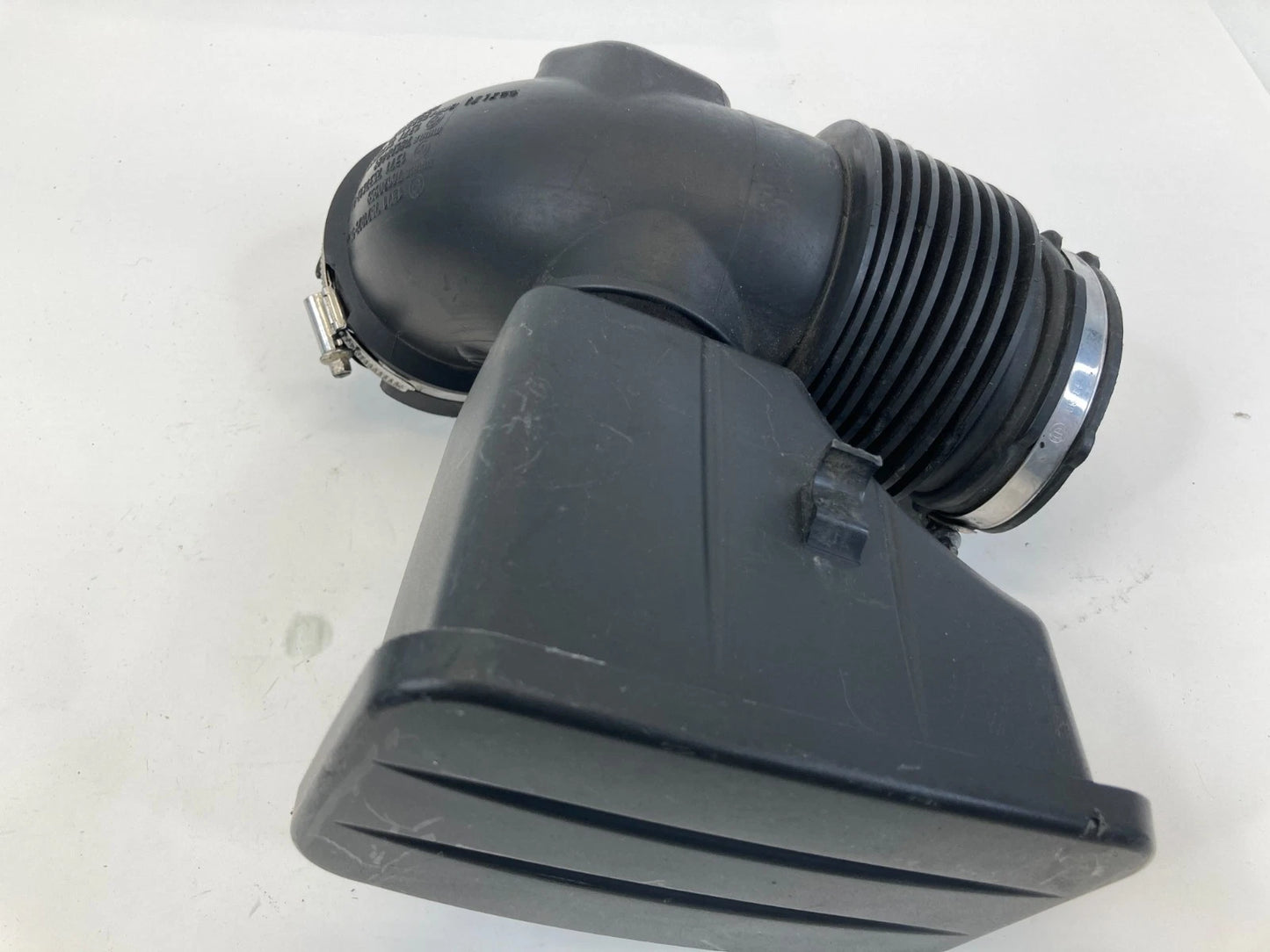 2006 2007 BMW 525I 3.0L AIR INTAKE TUBE DUCT W/ RESONATOR 13717521029 OEM