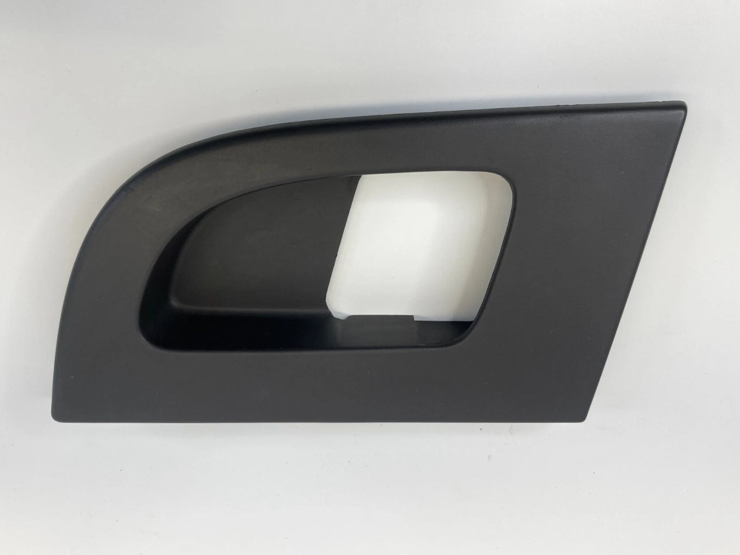 2003-2006 FORD EXPEDITION REAR RIGHT SIDE INTERIOR DOOR HANDLE COVER BEZEL OEM