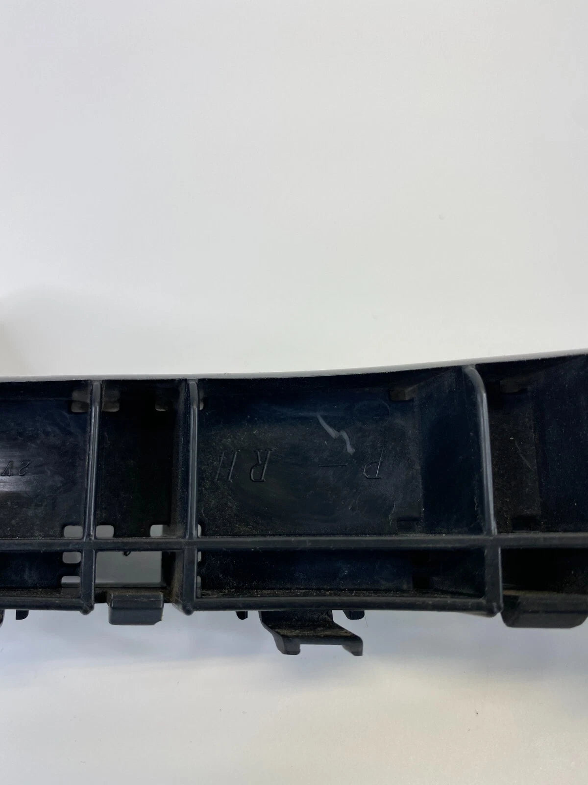 2009-2013 SUBARU FORESTER FRONT BUMPER RIGHT SIDE RETAINER BRACKET MOUNT OEM