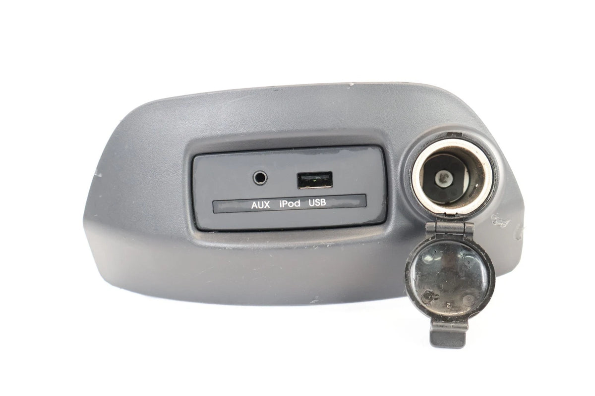 2010-2013 KIA SOUL PORT AUX IPOD USB INPUT POWER SOCKET W/ BEZEL 84746-2K100 OEM