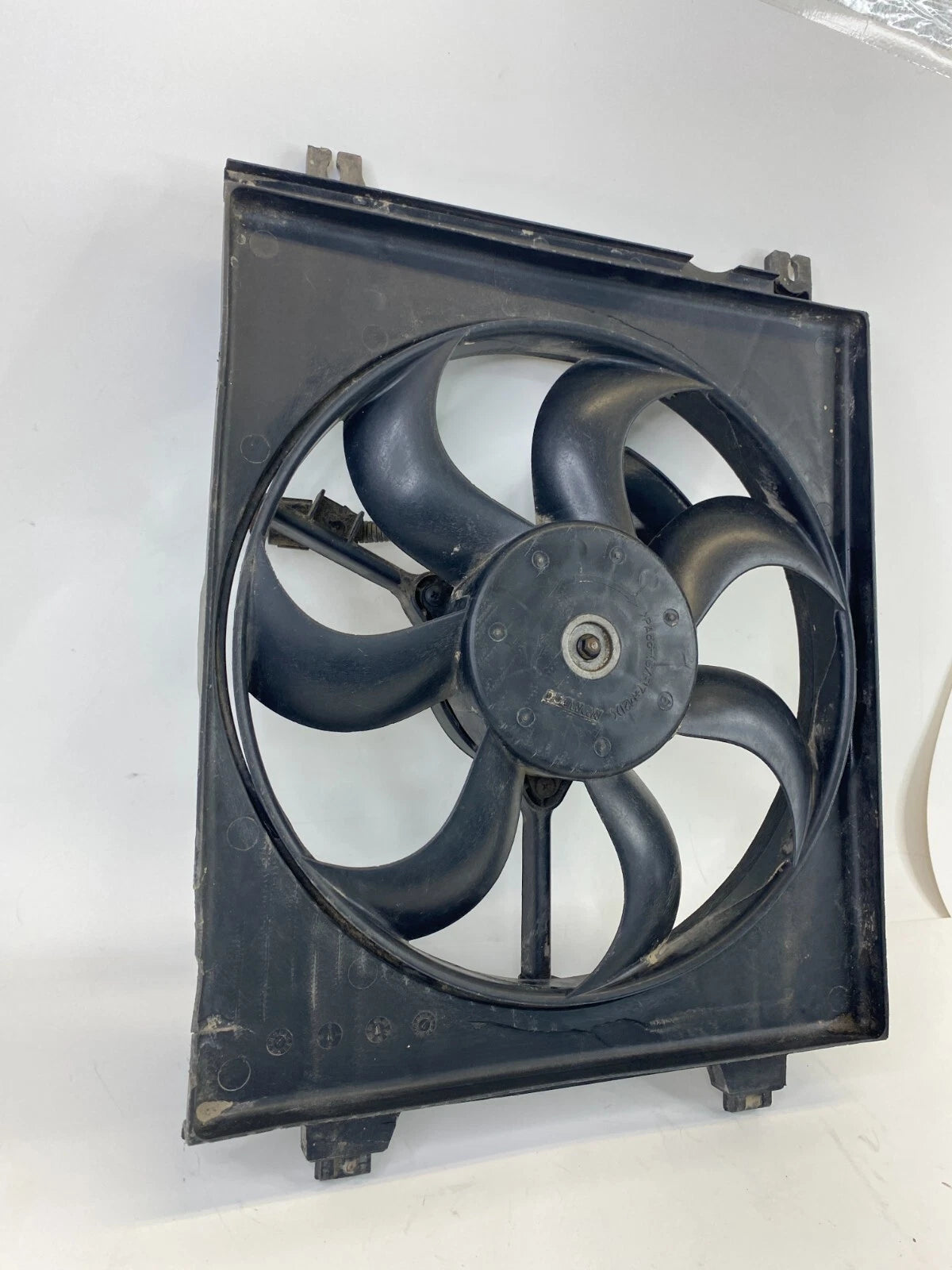 2004 04 KIA CERATO ENGINE RADIATOR COOLING FAN MOTOR ASSEMBLY 97730-2FXXX OEM