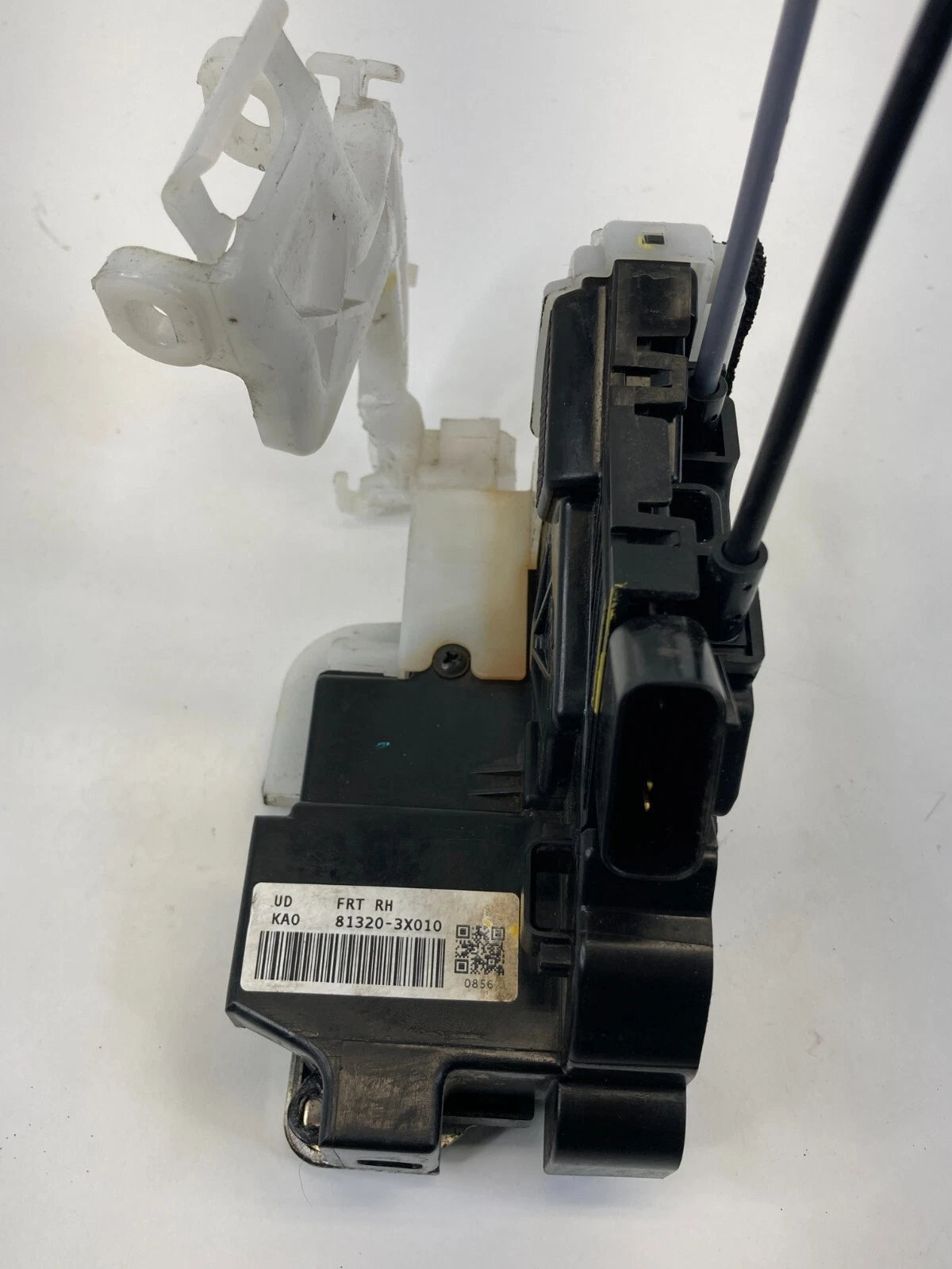 11-16 HYUNDAI ELANTRA FRONT RIGHT PASSENGER SIDE DOOR LOCK LATCH 813203X010 OEM