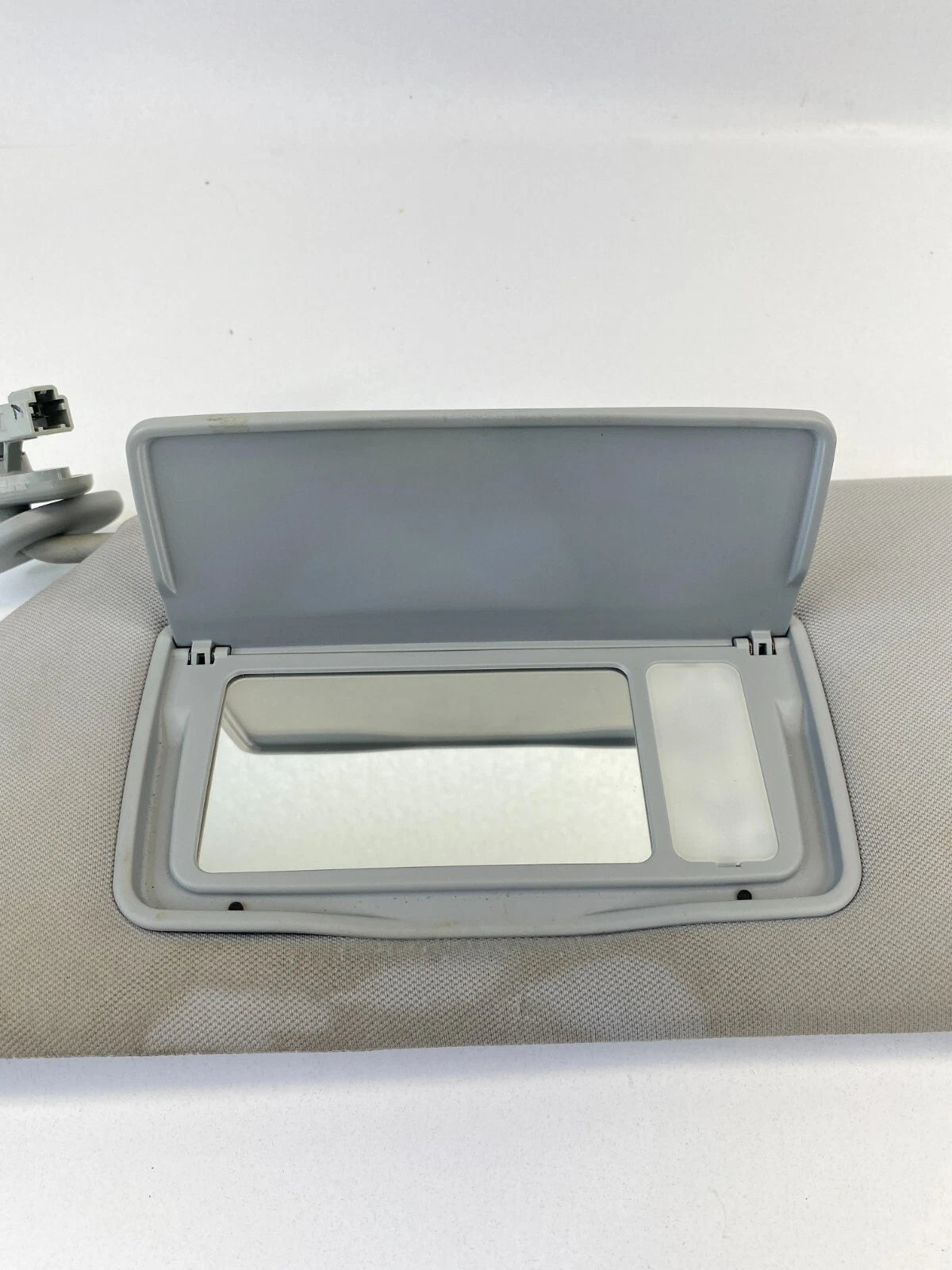 2005 2006 2007 HONDA ODYSSEY LEFT DRIVER SIDE SUNVISOR SUN VISOR SHADE W/ LIGHT