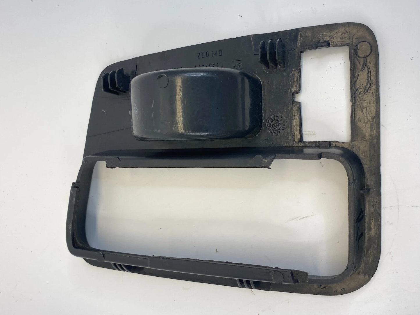 1998-2004 CHEVROLET S10 INNER DOOR REAR LEFT HANDLE SURROUND BEZEL 15957377 OEM