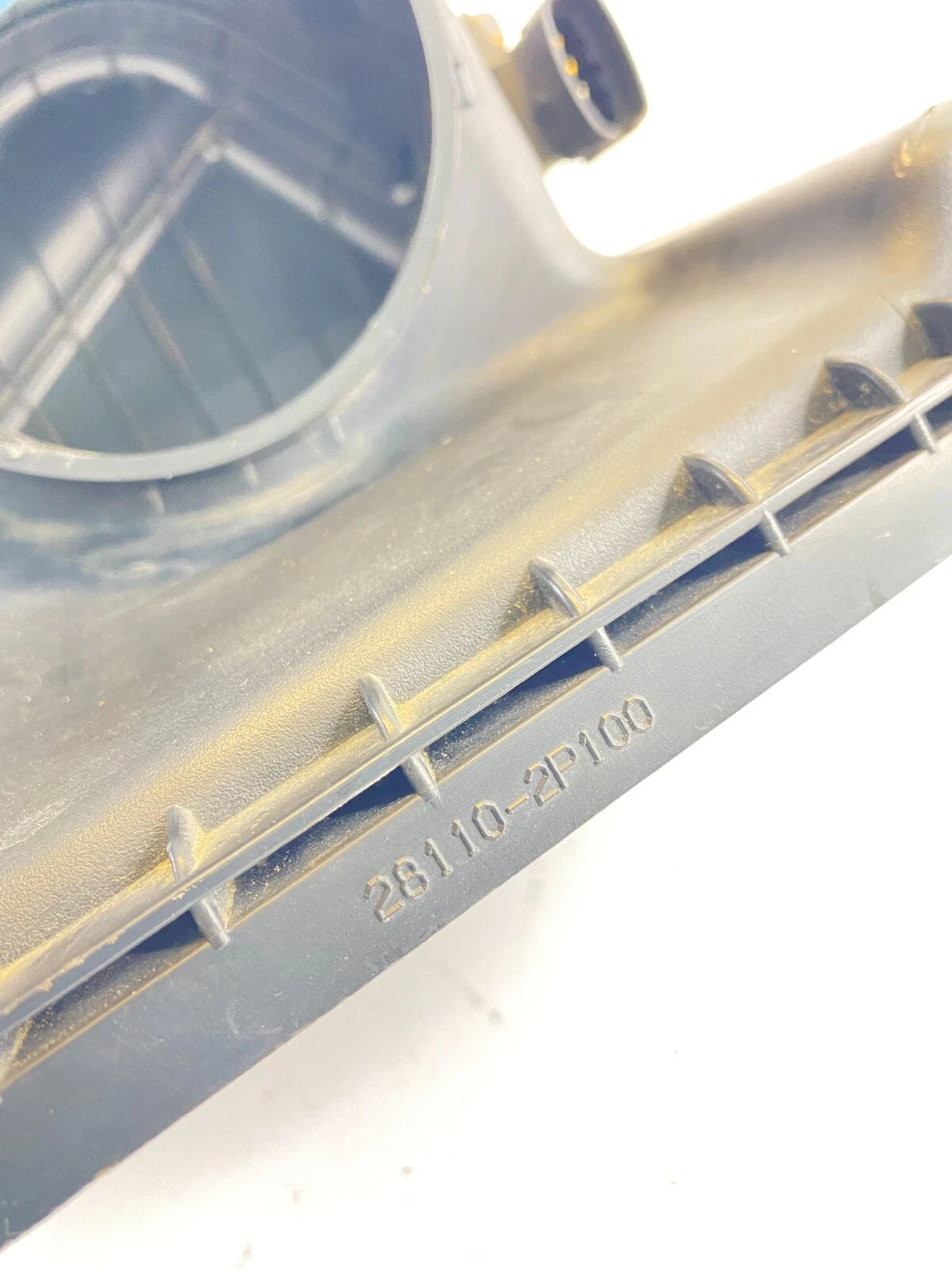 2010-2012 HYUNDAI SANTA FE 3.5L AIR CLEANER HOUSING UPPER COVER 28110-2P100 OEM