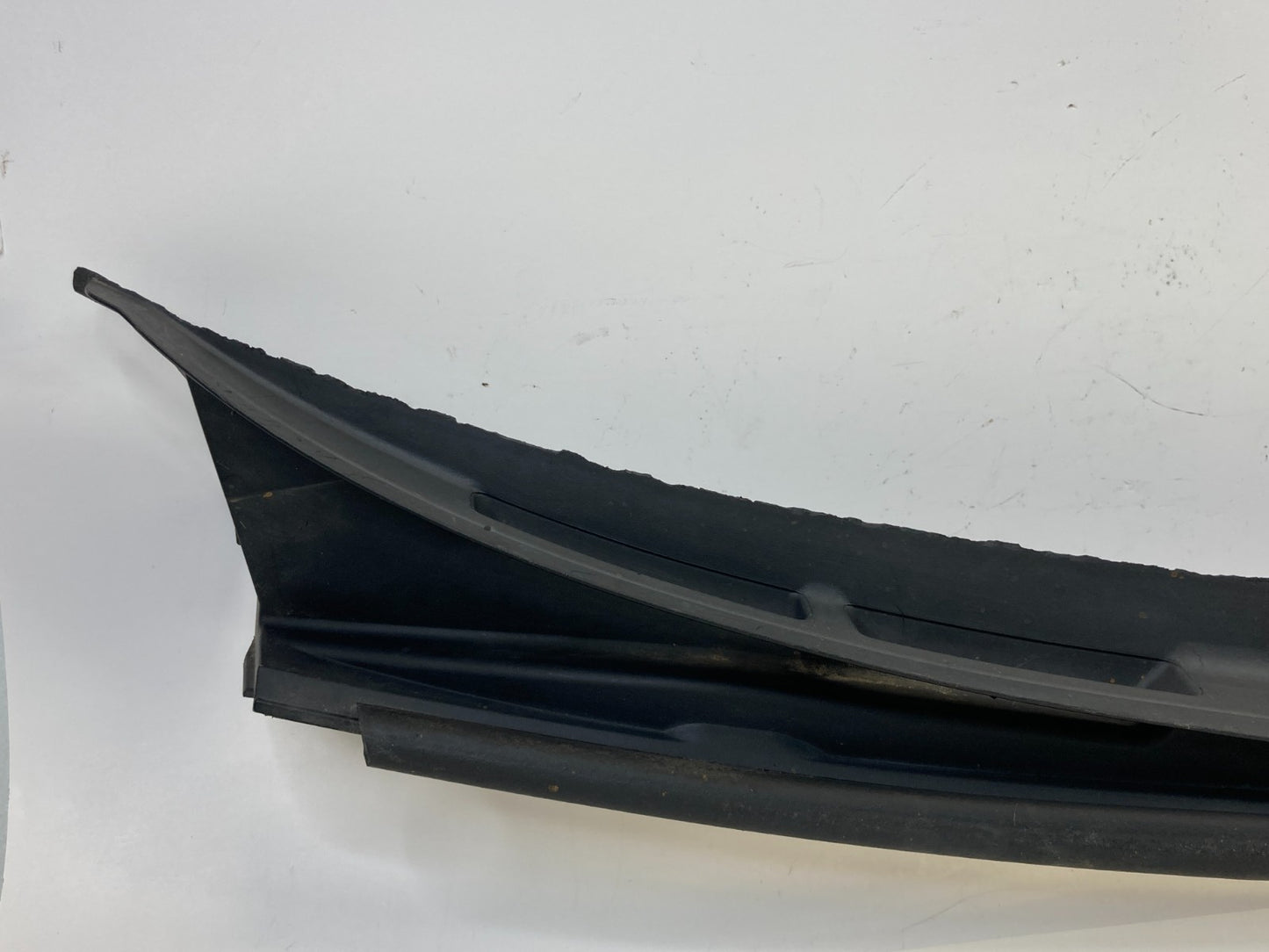 1999 2000 BMW 323i Front Lower Windshield Cowl Panel Cover Top Trim 8-208-483