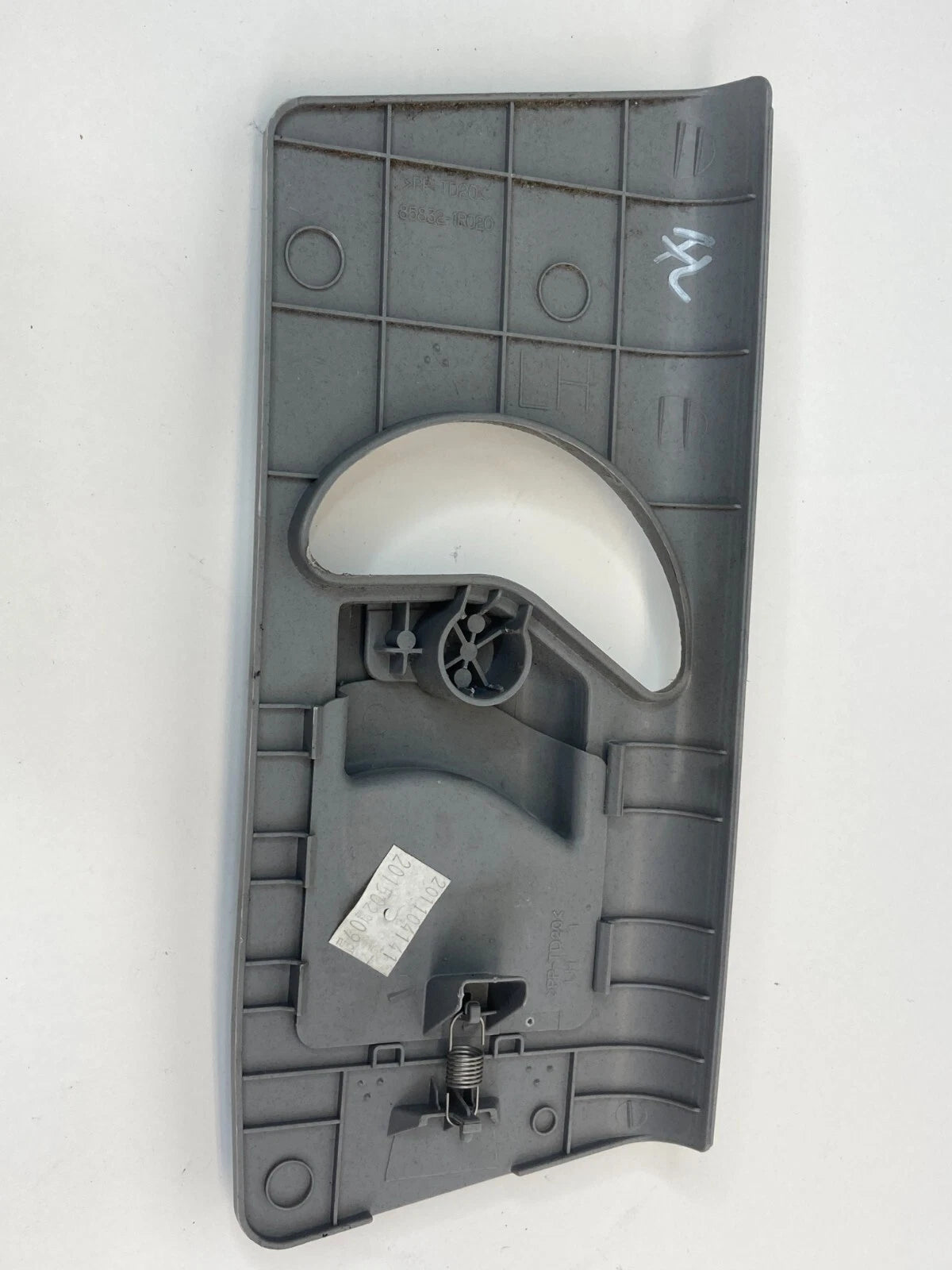 12-17 HYUNDAI ACCENT SEDAN 4-DR FRONT LEFT SEAT BELT ADJUSTER COVER 85832-1R020